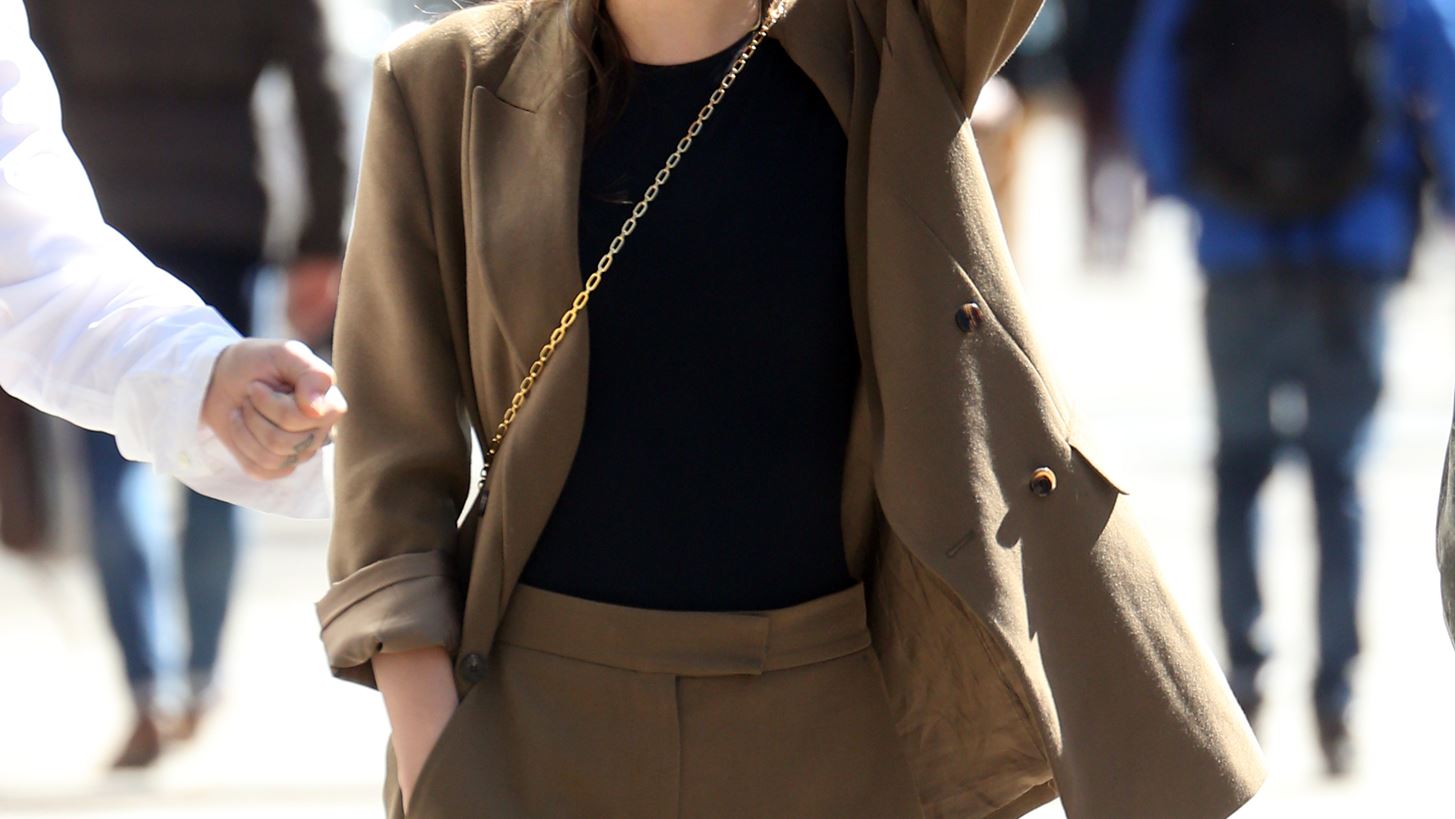 #bestdressed: &#x397; Emily Ratajkowski &#x3C6;&#x3CC;&#x3C1;&#x3B5;&#x3C3;&#x3B5; &#x3C4;&#x3BF; &#x3BA;&#x3BF;&#x3C3;&#x3C4;&#x3BF;&#x3CD;&#x3BC;&#x3B9; &#x3BC;&#x3B5; &#x3C4;&#x3BF;&#x3BD; &#x3C0;&#x3B9;&#x3BF; cool &#x3C4;&#x3C1;&#x3CC;&#x3C0;&#x3BF;