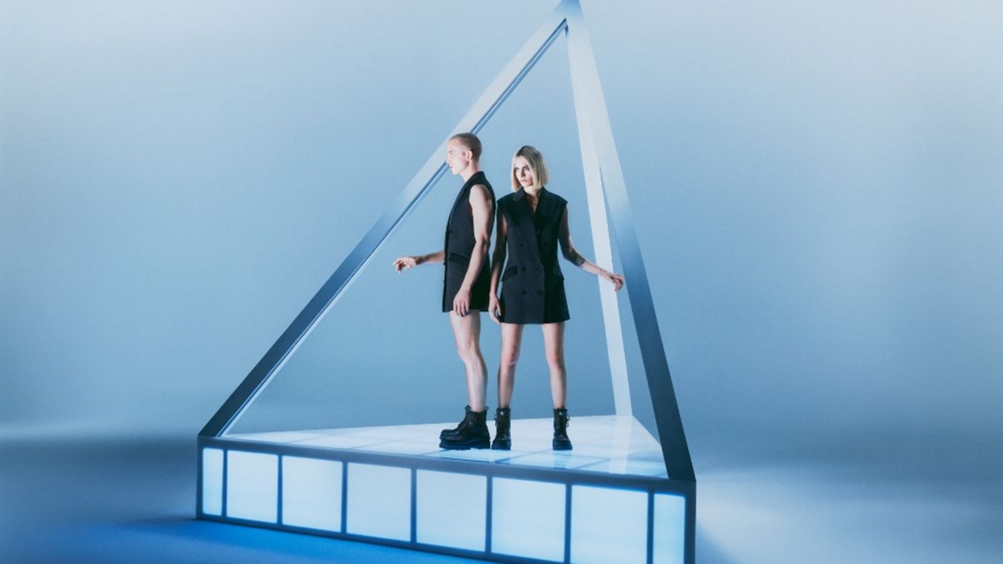 Cara Loves Karl | &#x397; &#x3C3;&#x3C5;&#x3BB;&#x3BB;&#x3BF;&#x3B3;&#x3AE; &#x3C0;&#x3BF;&#x3C5; &#x3B5;&#x3AF;&#x3BD;&#x3B1;&#x3B9; &#x3B1;&#x3C6;&#x3B9;&#x3B5;&#x3C1;&#x3C9;&#x3BC;&#x3AD;&#x3BD;&#x3B7; &#x3C3;&#x3C4;&#x3B7; &#x3C6;&#x3B9;&#x3BB;&#x3AF;&#x3B1; &#x3C4;&#x3BF;&#x3C5; Karl Lagerfeld &#x3BC;&#x3B5; &#x3C4;&#x3B7;&#x3BD; Cara Delevingne &#x3BC;&#x3CC;&#x3BB;&#x3B9;&#x3C2; &#x3BA;&#x3C5;&#x3BA;&#x3BB;&#x3BF;&#x3C6;&#x3CC;&#x3C1;&#x3B7;&#x3C3;&#x3B5;