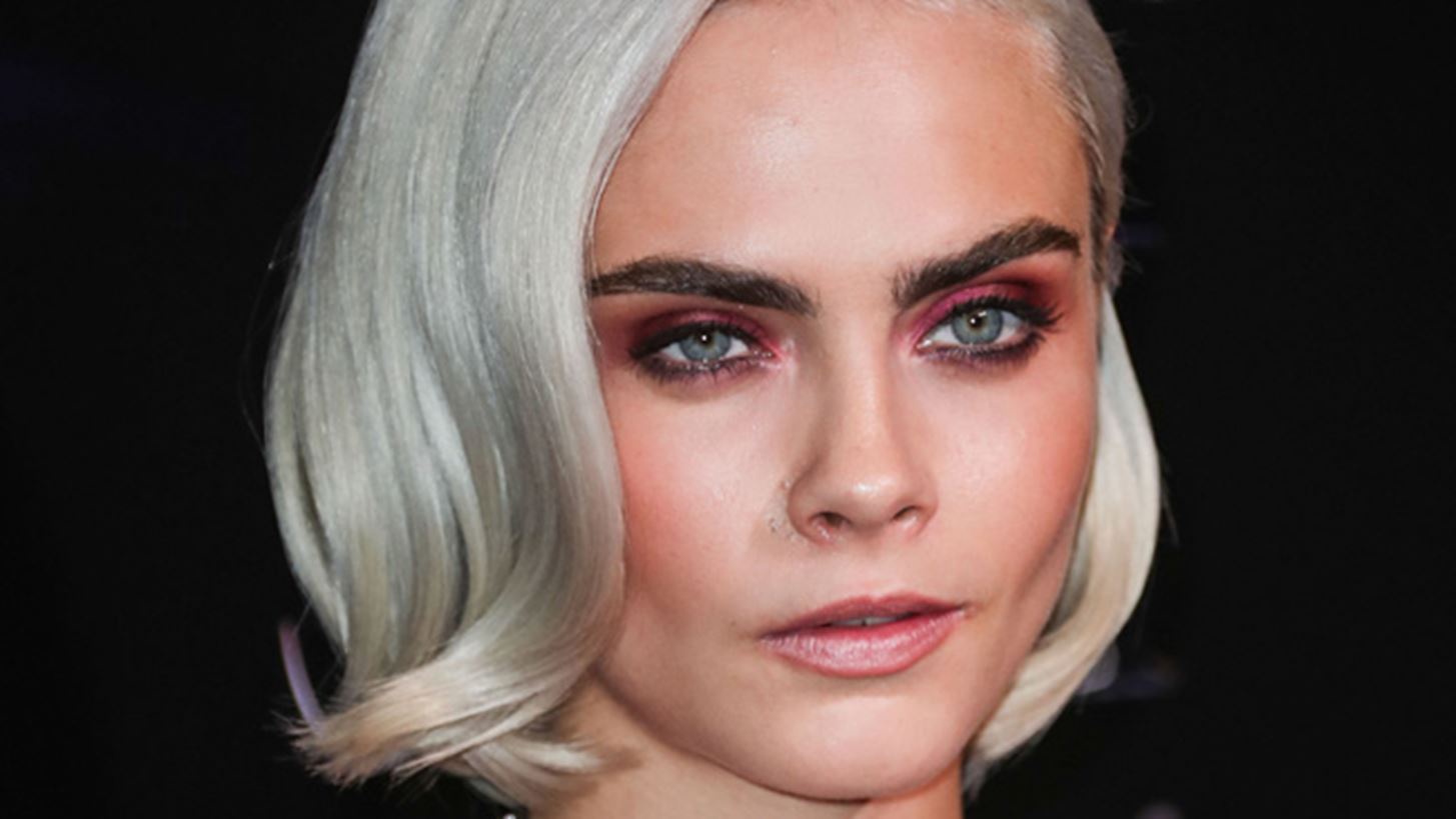 Cara Delevingne: &#x388;&#x3BA;&#x3BF;&#x3C8;&#x3B5; &#x3BA;&#x3B1;&#x3B9; &#x3BE;&#x3CD;&#x3C1;&#x3B9;&#x3C3;&#x3B5; &#x3C4;&#x3B1; &#x3BC;&#x3B1;&#x3BB;&#x3BB;&#x3B9;&#x3AC; &#x3C4;&#x3B7;&#x3C2;!
