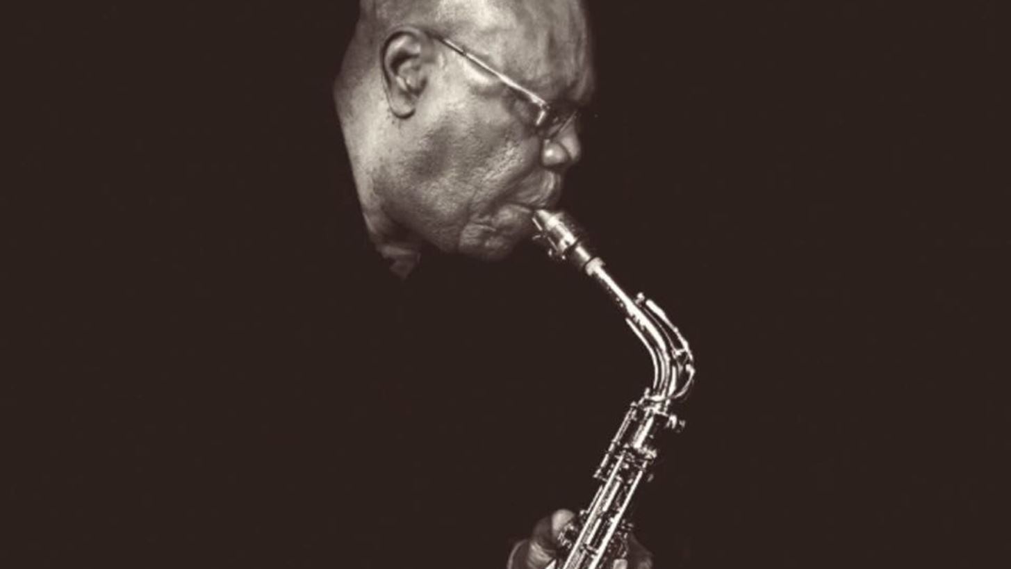 Manu Dibango | &#x3A0;&#x3AD;&#x3B8;&#x3B1;&#x3BD;&#x3B5; &#x3C3;&#x3C4;&#x3B1; 86 &#x3C4;&#x3BF;&#x3C5; &#x3B1;&#x3C0;&#x3CC; &#x3BA;&#x3BF;&#x3C1;&#x3BF;&#x3BD;&#x3BF;&#x3CA;&#x3CC; &#x3BF; &#x3B8;&#x3C1;&#x3C5;&#x3BB;&#x3B9;&#x3BA;&#x3CC;&#x3C2; &#x3C3;&#x3B1;&#x3BE;&#x3BF;&#x3C6;&#x3C9;&#x3BD;&#x3AF;&#x3C3;&#x3C4;&#x3B1;&#x3C2;