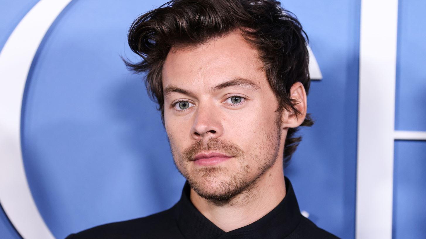 Stalker alert | &#x393;&#x3C5;&#x3BD;&#x3B1;&#x3AF;&#x3BA;&#x3B1; &#x3AD;&#x3C3;&#x3C4;&#x3B5;&#x3B9;&#x3BB;&#x3B5; &#x3C3;&#x3C4;&#x3BF;&#x3BD; Harry Styles 8.000 &#x3B3;&#x3C1;&#x3AC;&#x3BC;&#x3BC;&#x3B1;&#x3C4;&#x3B1; &#x3BC;&#x3AD;&#x3C3;&#x3B1; &#x3C3;&#x3B5; &#x3AD;&#x3BD;&#x3B1;&#x3BD; &#x3BC;&#x3AE;&#x3BD;&#x3B1;