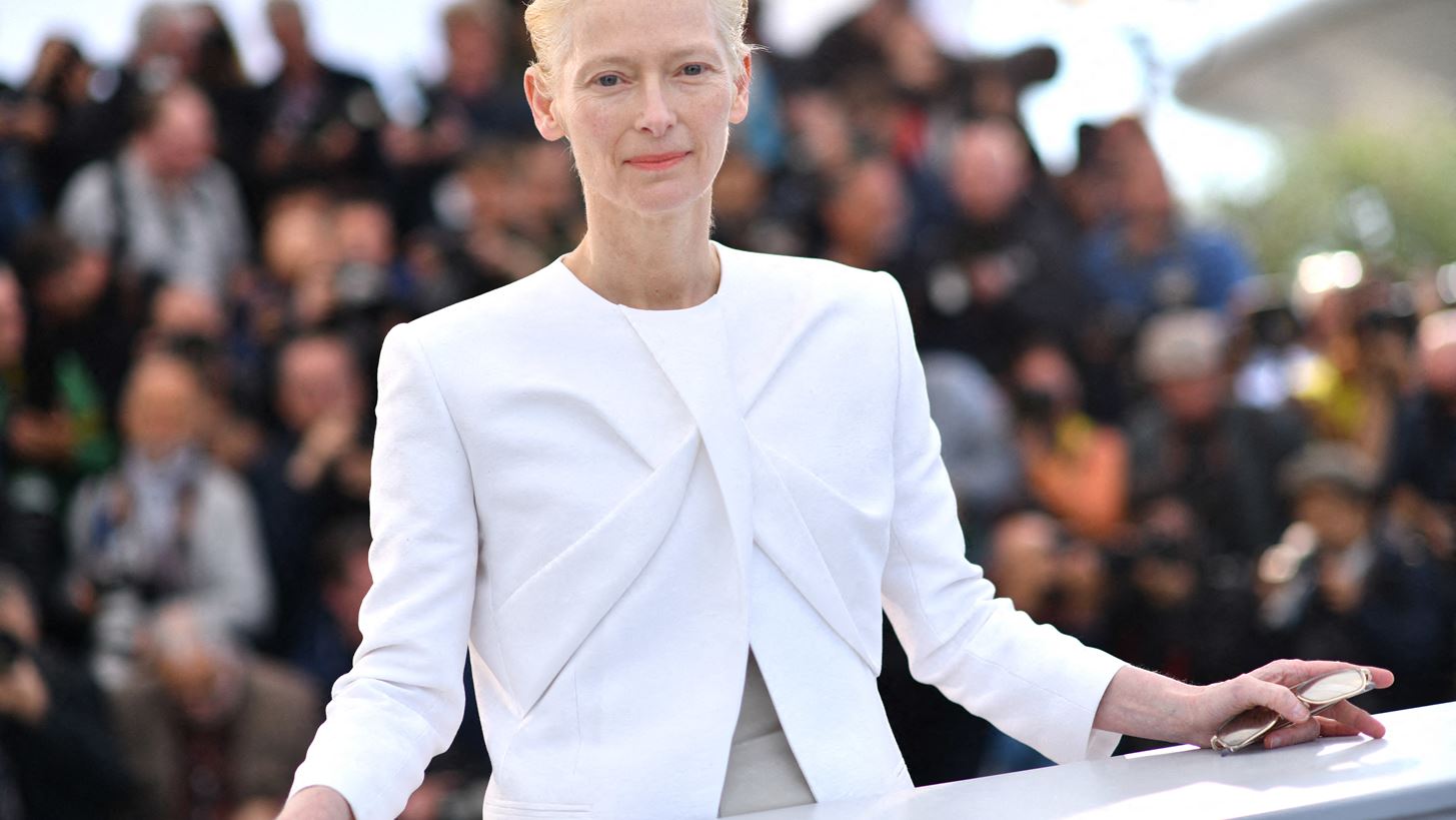 &#x397; &#x3B4;&#x3C5;&#x3BD;&#x3B1;&#x3BC;&#x3B9;&#x3BA;&#x3AE; &#x3C4;&#x3B7;&#x3C2; Tilda Swinton &#x3AD;&#x3C0;&#x3B5;&#x3B9;&#x3C3;&#x3B5; &#x3C4;&#x3BF;&#x3BD; Pedro Almod&#xF3;var &#x3BD;&#x3B1; &#x3B3;&#x3C5;&#x3C1;&#x3AF;&#x3C3;&#x3B5;&#x3B9; &#x3C4;&#x3B1;&#x3B9;&#x3BD;&#x3AF;&#x3B5;&#x3C2; &#x3C3;&#x3C4;&#x3B1; &#x3B1;&#x3B3;&#x3B3;&#x3BB;&#x3B9;&#x3BA;&#x3AC;