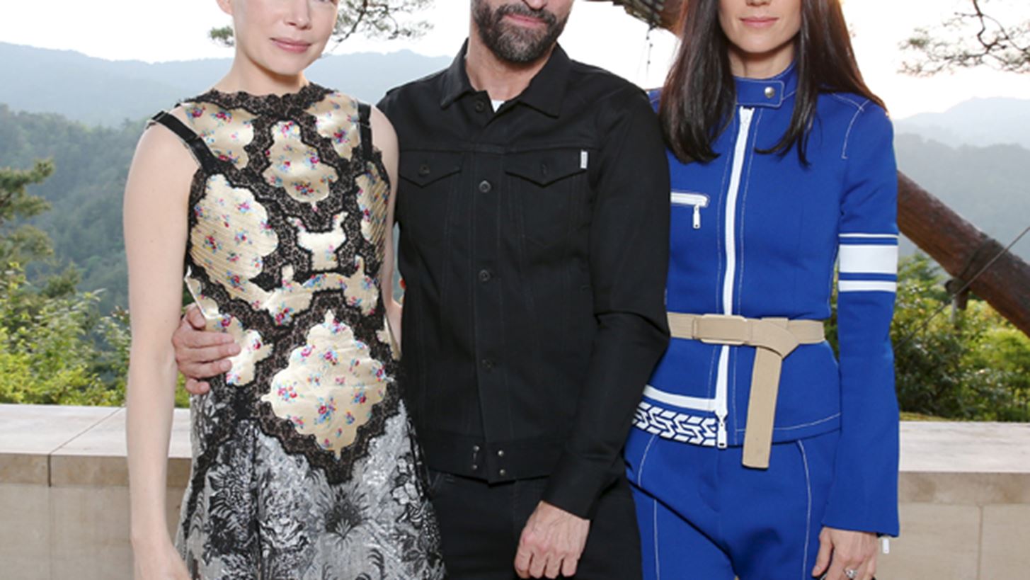 Louis Vuitton: &#x38C;&#x3BB;&#x3BF;&#x3B9; &#x3BF;&#x3B9; celebrities &#x3C0;&#x3BF;&#x3C5; &#x3C0;&#x3B1;&#x3C1;&#x3B5;&#x3C5;&#x3C1;&#x3AD;&#x3B8;&#x3B7;&#x3BA;&#x3B1;&#x3BD; &#x3C3;&#x3C4;&#x3BF; fashion show &#x3C3;&#x3C4;&#x3BF; Tokyo!