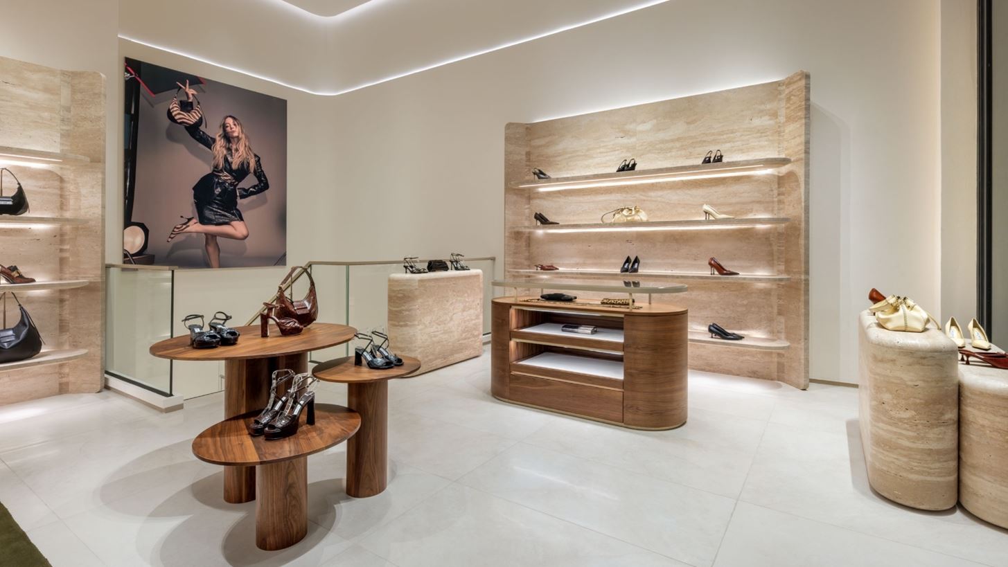 &#x39F; &#x3BF;&#x3AF;&#x3BA;&#x3BF;&#x3C2; Jimmy Choo &#x3B5;&#x3B3;&#x3BA;&#x3B1;&#x3B9;&#x3BD;&#x3B9;&#x3AC;&#x3B6;&#x3B5;&#x3B9; &#x3C4;&#x3B7;&#x3BD; &#x3C0;&#x3C1;&#x3CE;&#x3C4;&#x3B7; &#x3C4;&#x3BF;&#x3C5; &#x3BC;&#x3C0;&#x3BF;&#x3C5;&#x3C4;&#x3AF;&#x3BA; &#x3C3;&#x3C4;&#x3B7;&#x3BD; &#x391;&#x3B8;&#x3AE;&#x3BD;&#x3B1;