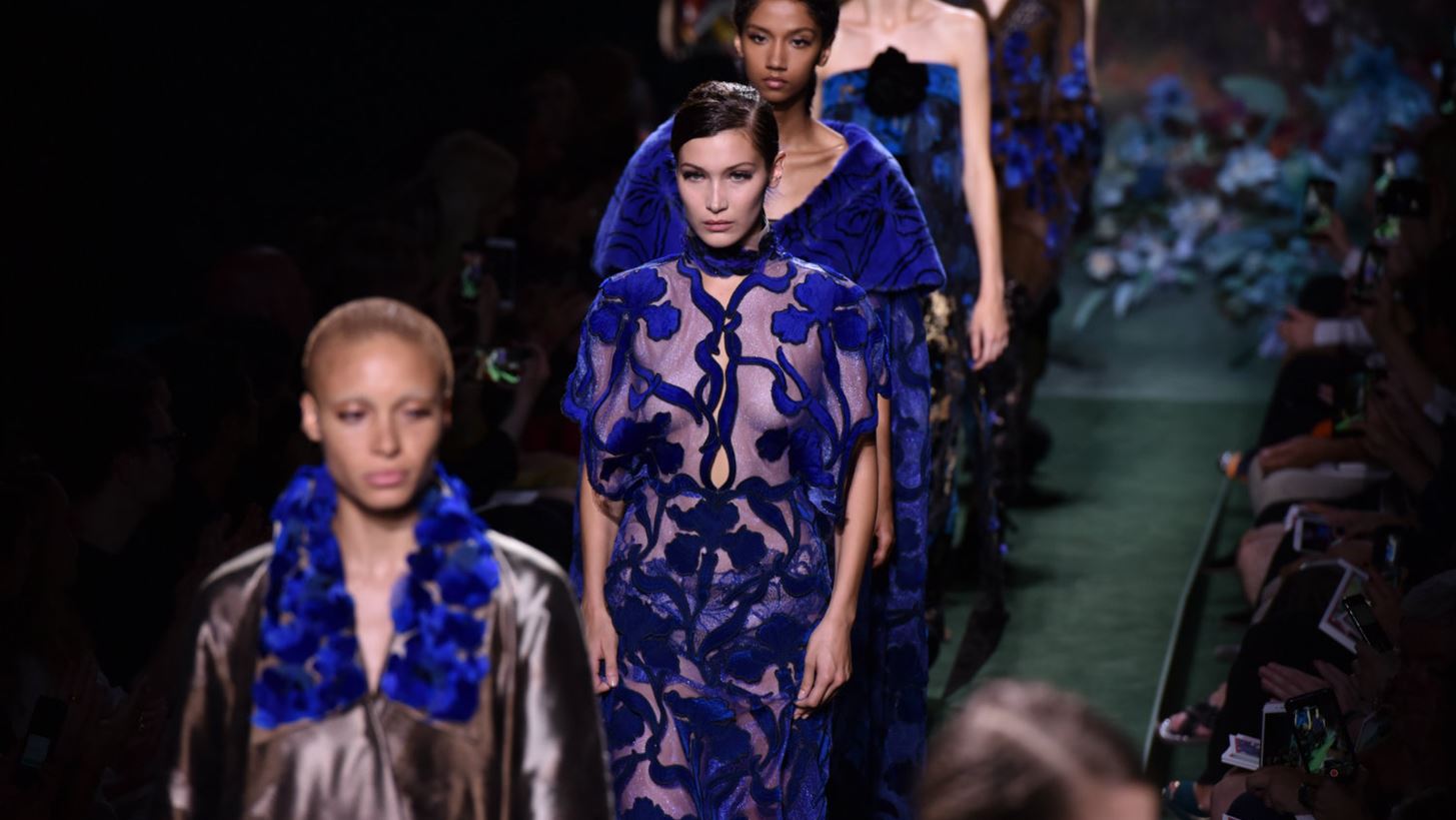 Valentino - Fendi Haute Couture AW17: &#x38C;&#x3BB;&#x3B1; &#x3CC;&#x3C3;&#x3B1; &#x3BE;&#x3B5;&#x3C7;&#x3C9;&#x3C1;&#x3AF;&#x3C3;&#x3B1;&#x3BC;&#x3B5; &#x3C3;&#x3C4;&#x3B1; shows &#x3C4;&#x3C9;&#x3BD; &#x3BF;&#x3AF;&#x3BA;&#x3C9;&#x3BD;
