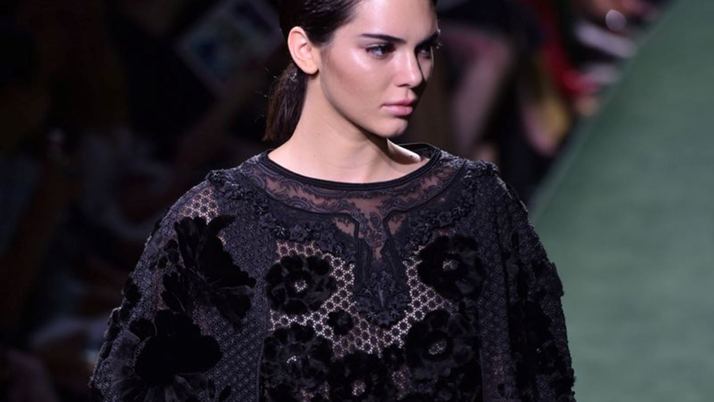 H Kendall Jenner &#x3C6;&#x3CC;&#x3C1;&#x3B5;&#x3C3;&#x3B5; &#x3B4;&#x3B9;&#x3B1;&#x3BC;&#x3B1;&#x3BD;&#x3C4;&#x3AD;&#x3BD;&#x3B9;&#x3B5;&#x3C2; Saint Laurent &#x3BC;&#x3C0;&#x3CC;&#x3C4;&#x3B5;&#x3C2; &#x3C3;&#x3B5; &#x3B1;&#x3B3;&#x3CE;&#x3BD;&#x3B1; &#x3BC;&#x3C0;&#x3AC;&#x3C3;&#x3BA;&#x3B5;&#x3C4;