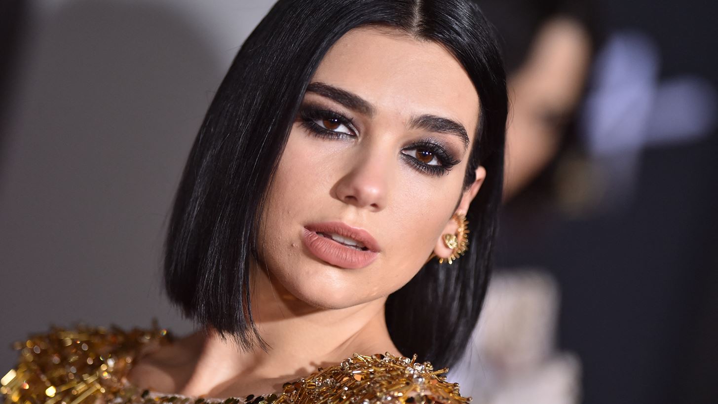 Εβδομάδα Μόδας του Μιλάνου | Η Dua Lipa άνοιξε το show Versace κάνοντας το ντεμπούτο της στην πασαρέλα