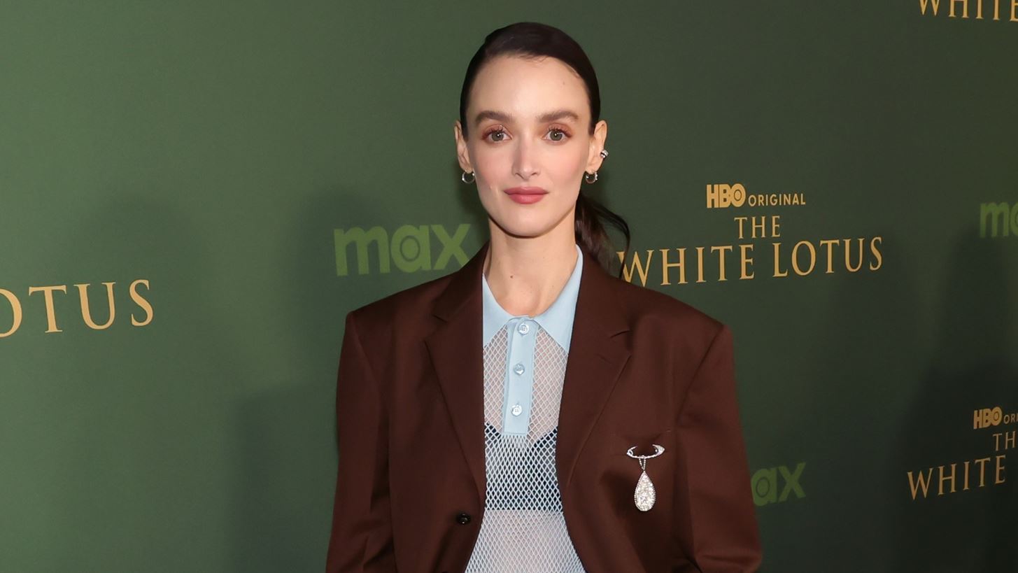 Charlotte Le Bon | &#x391;&#x3C0;&#x3CC; beauty ambassador &#x3C4;&#x3B7;&#x3C2; Chanel &#x3C0;&#x3C1;&#x3C9;&#x3C4;&#x3B1;&#x3B3;&#x3C9;&#x3BD;&#x3AF;&#x3C3;&#x3C4;&#x3C1;&#x3B9;&#x3B1; &#x3C3;&#x3C4;&#x3BF; The White Lotus