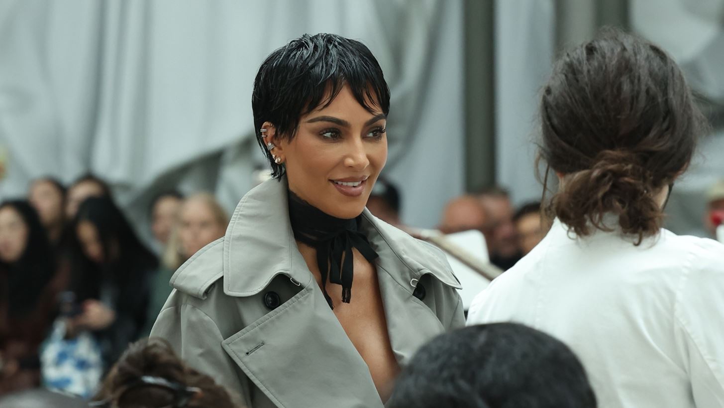Kim Kardashian | &#x39C;&#x3B5; stylish pixie cut &#x3C3;&#x3C4;&#x3B7;&#x3BD; &#x395;&#x3B2;&#x3B4;&#x3BF;&#x3BC;&#x3AC;&#x3B4;&#x3B1; &#x39C;&#x3CC;&#x3B4;&#x3B1;&#x3C2; &#x3C4;&#x3BF;&#x3C5; &#x3A0;&#x3B1;&#x3C1;&#x3B9;&#x3C3;&#x3B9;&#x3BF;&#x3CD;