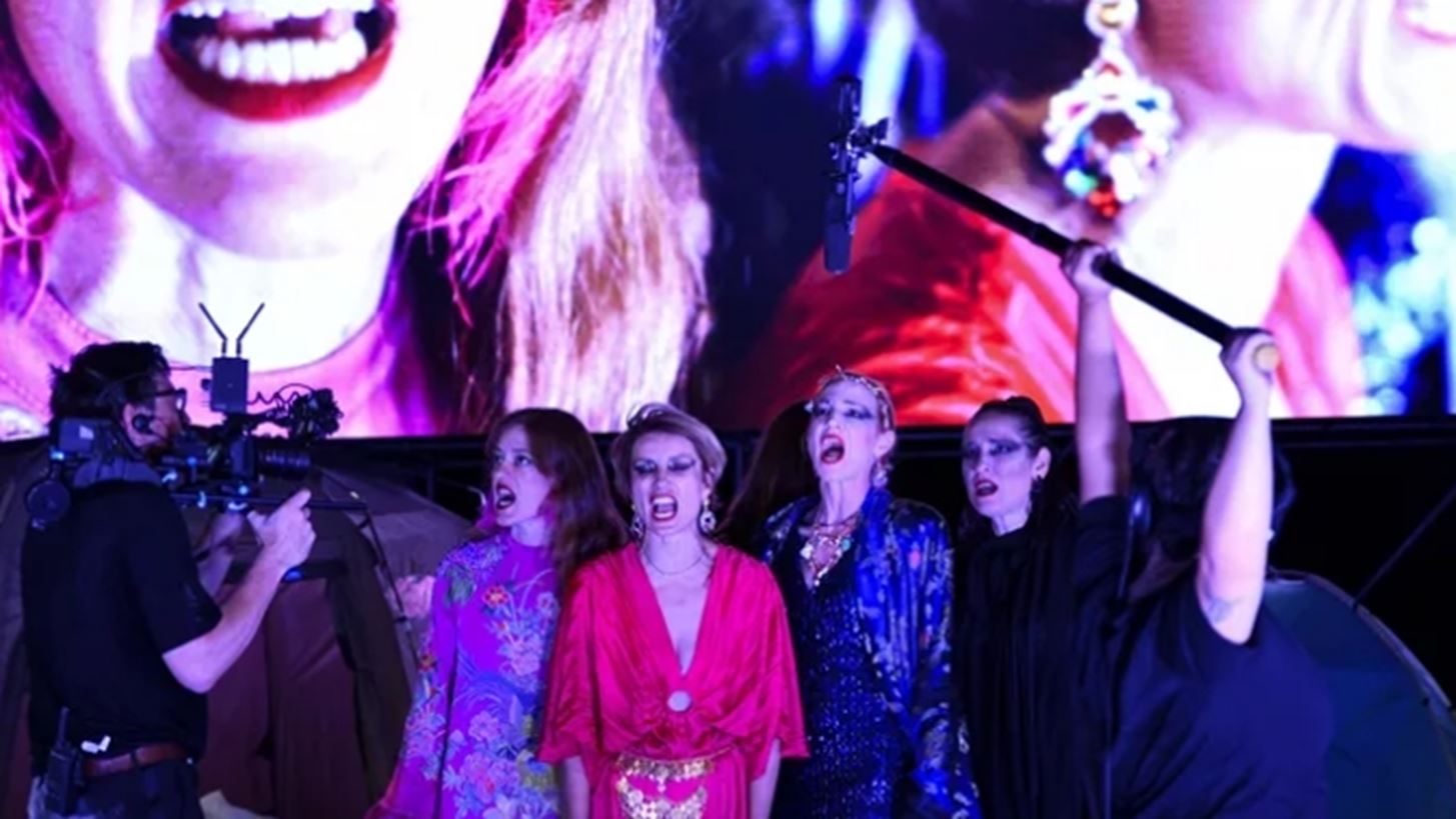 &#x3A4;&#x3B9; &#x3B5;&#x3AF;&#x3B4;&#x3B1;&#x3BC;&#x3B5; &#x3C4;&#x3B5;&#x3BB;&#x3B9;&#x3BA;&#x3AC; &#x3C3;&#x3C4;&#x3B7; &quot;&#x39C;&#x3AE;&#x3B4;&#x3B5;&#x3B9;&#x3B1;&quot; &#x3C4;&#x3BF;&#x3C5; Frank Castorf &#x3C3;&#x3C4;&#x3B7;&#x3BD; &#x395;&#x3C0;&#x3AF;&#x3B4;&#x3B1;&#x3C5;&#x3C1;&#x3BF;;