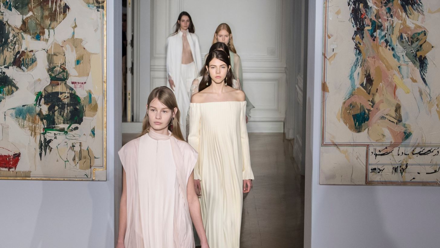 Maison Valentino | &#x397; &#x3BD;&#x3AD;&#x3B1; &#x3B4;&#x3B7;&#x3BC;&#x3B9;&#x3BF;&#x3C5;&#x3C1;&#x3B3;&#x3AF;&#x3B1; &#x3C4;&#x3BF;&#x3C5; &#x3BF;&#x3AF;&#x3BA;&#x3BF;&#x3C5; &#x3C3;&#x3C4;&#x3B7;&#x3C1;&#x3AF;&#x3B6;&#x3B5;&#x3B9; &#x3C4;&#x3BF; &#x3BA;&#x3AF;&#x3BD;&#x3B7;&#x3BC;&#x3B1; &#x3C5;&#x3C0;&#x3AD;&#x3C1; &#x3C4;&#x3BF;&#x3C5; &#x3B5;&#x3BC;&#x3B2;&#x3BF;&#x3BB;&#x3B9;&#x3B1;&#x3C3;&#x3BC;&#x3BF;&#x3CD; &#x3B3;&#x3B9;&#x3B1; &#x3C4;&#x3BF;&#x3BD; Covid-19