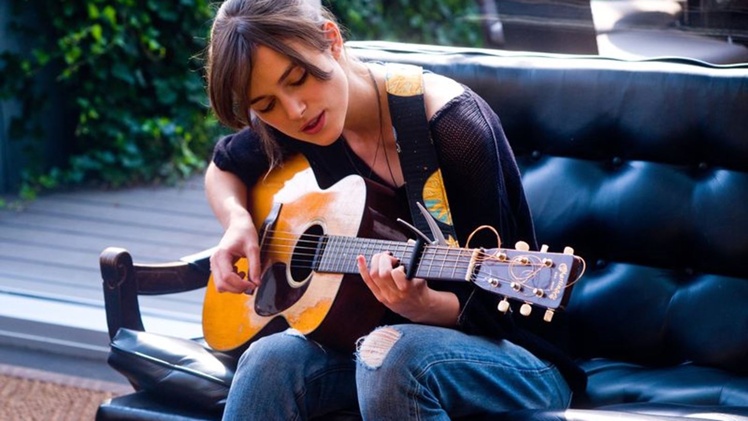 H Keira Knightley &#x3C4;&#x3C1;&#x3B1;&#x3B3;&#x3BF;&#x3C5;&#x3B4;&#x3AC; &#x3C3;&#x3C4;&#x3B1; &#x3B3;&#x3B1;&#x3BB;&#x3BB;&#x3B9;&#x3BA;&#x3AC; &#x3B3;&#x3B9;&#x3B1; &#x3C4;&#x3B7; &#x3BD;&#x3AD;&#x3B1; &#x3BA;&#x3B1;&#x3BC;&#x3C0;&#x3AC;&#x3BD;&#x3B9;&#x3B1; &#x3C4;&#x3B7;&#x3C2; Chanel