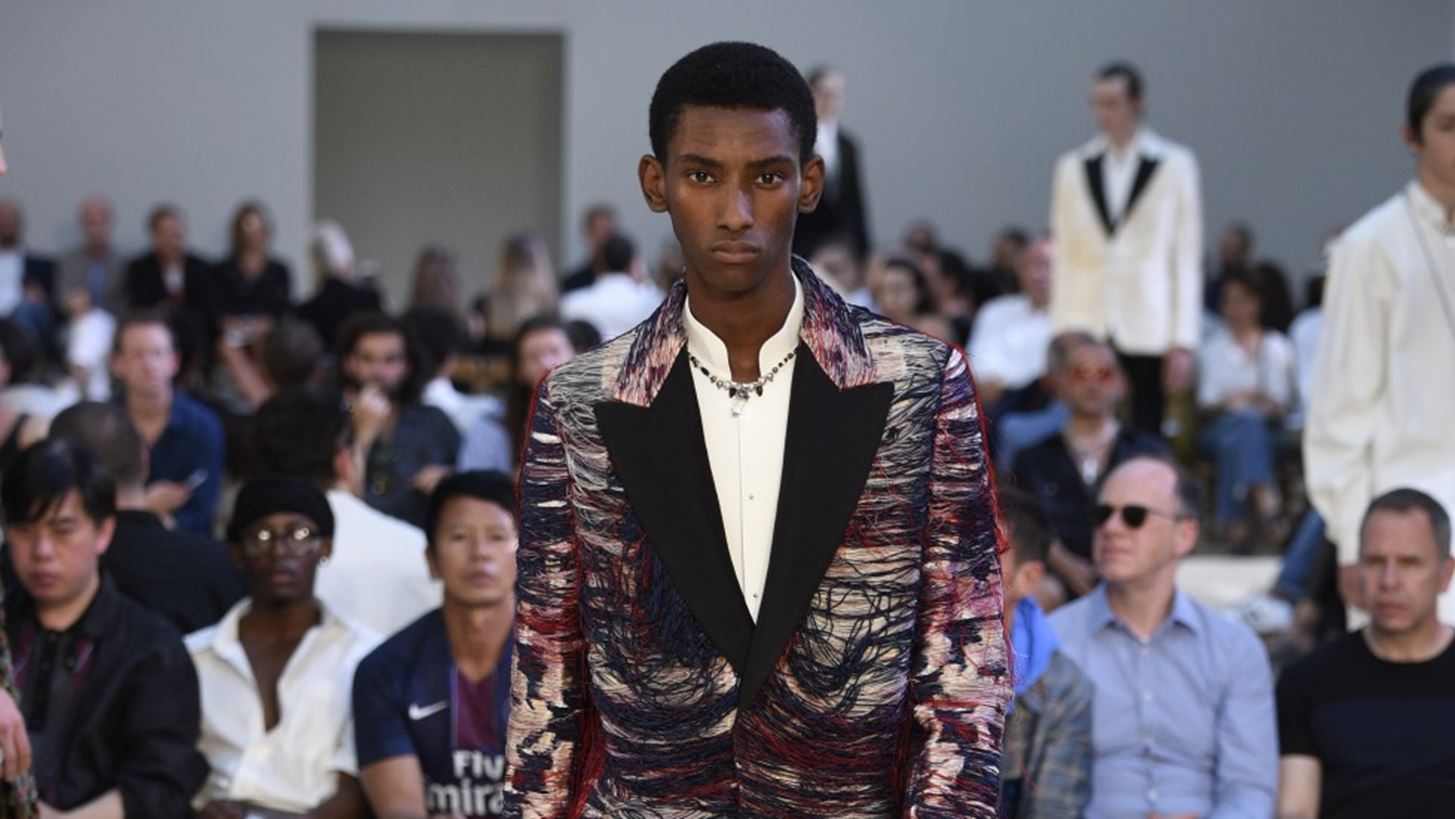 O Alexander McQueen &#x3BB;&#x3AC;&#x3BD;&#x3C3;&#x3B1;&#x3C1;&#x3B5; &#x3C4;&#x3BF; &#x3C0;&#x3B9;&#x3BF; &#x3B1;&#x3BC;&#x3C6;&#x3B9;&#x3BB;&#x3B5;&#x3B3;&#x3CC;&#x3BC;&#x3B5;&#x3BD;&#x3BF; &#x3C0;&#x3B1;&#x3BB;&#x3C4;&#x3CC; &#x3C4;&#x3BF;&#x3C5; &#x3B5;&#x3C1;&#x3C7;&#x3CC;&#x3BC;&#x3B5;&#x3BD;&#x3BF;&#x3C5; &#x3C7;&#x3B5;&#x3B9;&#x3BC;&#x3CE;&#x3BD;&#x3B1;