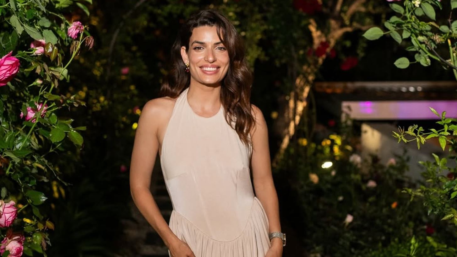 H Τόνια Σωτηροπούλου με το mini floral φόρεμα που θα σε βάλει σε vacation mood