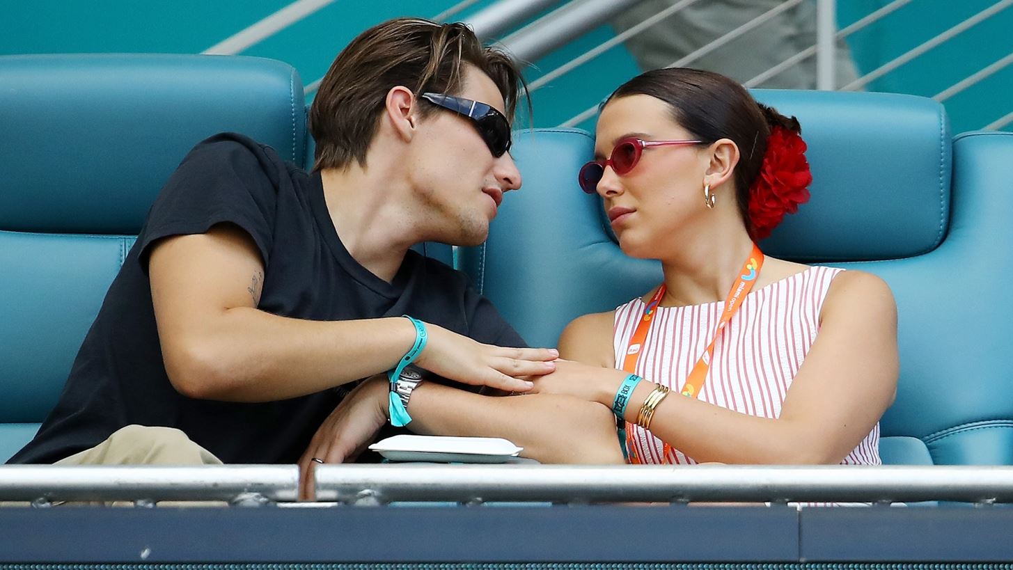 &quot;&#x39A;&#x3B1;&#x3B9; &#x3C4;&#x3CE;&#x3C1;&#x3B1; &#x3B5;&#x3AF;&#x3BC;&#x3B1;&#x3C3;&#x3C4;&#x3B5; &#x3C4;&#x3C1;&#x3B5;&#x3B9;&#x3C2;!&quot;: H Millie Bobby Brown &#x3BA;&#x3B1;&#x3B9; &#x3BF; Jake Bongiovi &#x3BA;&#x3B1;&#x3BB;&#x3C9;&#x3C3;&#x3BF;&#x3C1;&#x3AF;&#x3B6;&#x3BF;&#x3C5;&#x3BD; &#x3C4;&#x3BF; &#x3C0;&#x3C1;&#x3CE;&#x3C4;&#x3BF; &#x3C4;&#x3BF;&#x3C5;&#x3C2; &#x3C0;&#x3B1;&#x3B9;&#x3B4;&#x3AF;