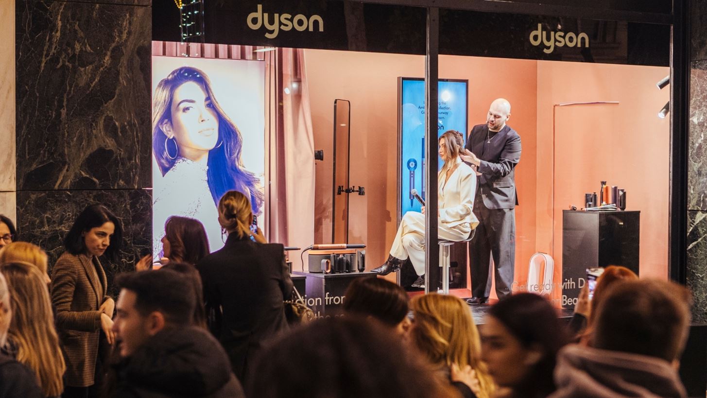 Μια πρωτοποριακή εμπειρία hairstyling στην καρδιά της Αθήνας "ζωντάνεψε" στη βιτρίνα πολυκαταστήματος