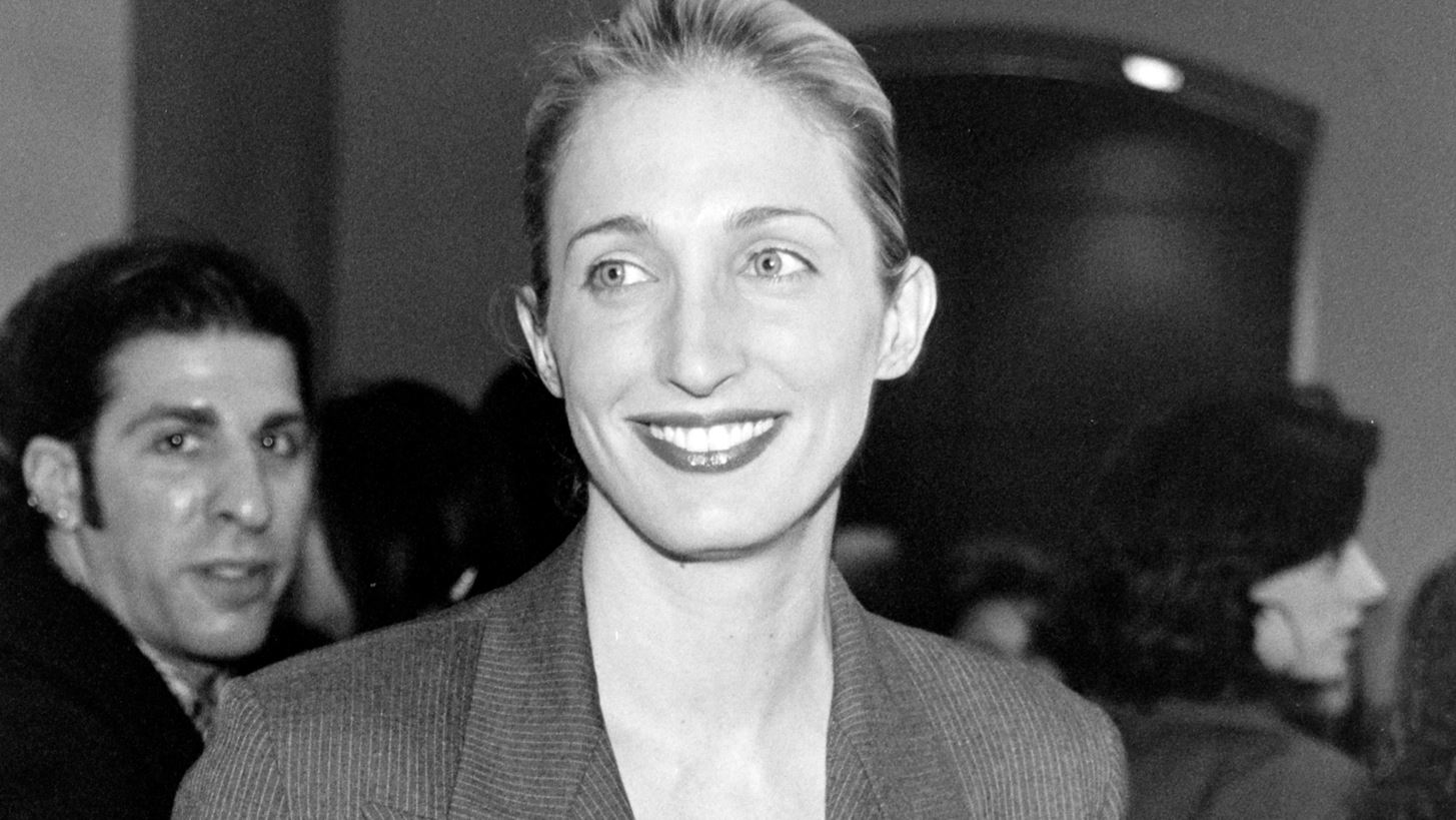 Carolyn Bessette-Kennedy | &#x3A4;&#x3BF; &#x3B4;&#x3B9;&#x3B1;&#x3C7;&#x3C1;&#x3BF;&#x3BD;&#x3B9;&#x3BA;&#x3CC; &#x3C3;&#x3C4;&#x3B9;&#x3BB; &#x3BC;&#x3AF;&#x3B1;&#x3C2; &#x3B3;&#x3C5;&#x3BD;&#x3B1;&#x3AF;&#x3BA;&#x3B1;&#x3C2; &#x3C0;&#x3BF;&#x3C5; &#x3B4;&#x3B5;&#x3BD; &#x3B1;&#x3B3;&#x3B1;&#x3C0;&#x3BF;&#x3CD;&#x3C3;&#x3B5; &#x3C4;&#x3B1; &#x3C6;&#x3CE;&#x3C4;&#x3B1; &#x3C4;&#x3B7;&#x3C2; &#x3B4;&#x3B7;&#x3BC;&#x3BF;&#x3C3;&#x3B9;&#x3CC;&#x3C4;&#x3B7;&#x3C4;&#x3B1;&#x3C2;