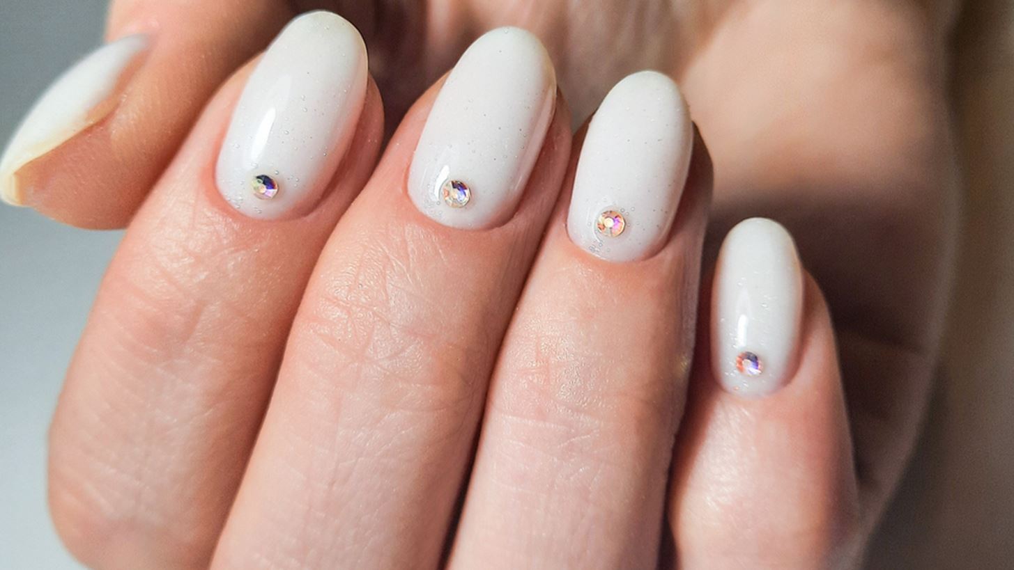 Rhinestone-embellished manicure | &#x39C;&#x3B9;&#x3B1; &#x3C4;&#x3AC;&#x3C3;&#x3B7; &#x3C3;&#x3C4;&#x3B1; &#x3BD;&#x3CD;&#x3C7;&#x3B9;&#x3B1; &#x3C0;&#x3BF;&#x3C5; &#x3AE;&#x3C1;&#x3B8;&#x3B5; &#x3B3;&#x3B9;&#x3B1; &#x3BD;&#x3B1; &#x3BC;&#x3B5;&#x3AF;&#x3BD;&#x3B5;&#x3B9;