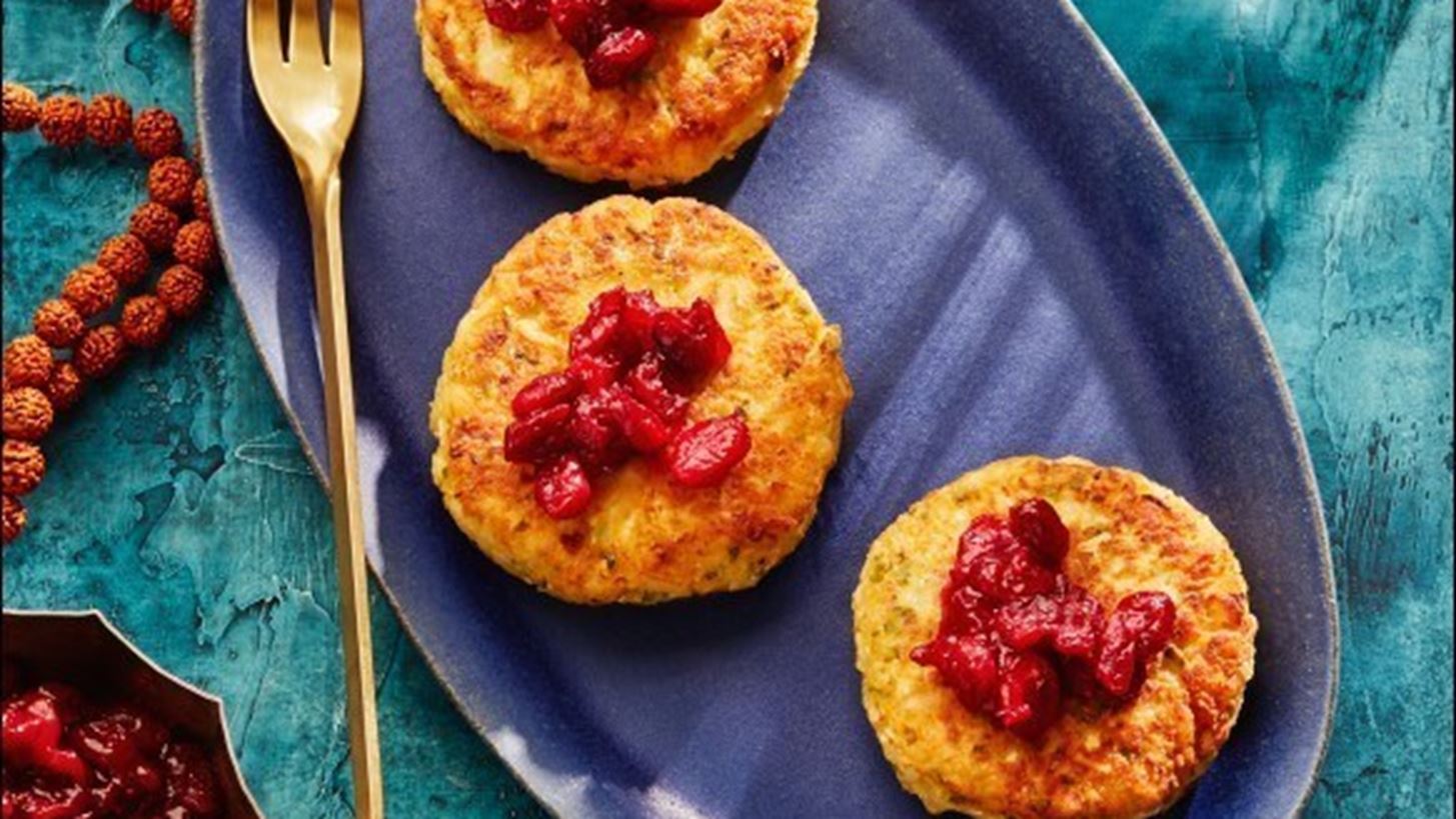 &#x3A3;&#x3C5;&#x3BD;&#x3C4;&#x3B1;&#x3B3;&#x3AE; &#x3B3;&#x3B9;&#x3B1; &#x3C4;&#x3C3;&#x3AC;&#x3C4;&#x3BD;&#x3B5;&#x3CA; cranberry &#x3BA;&#x3B1;&#x3B9; latkes (&#x3C0;&#x3B9;&#x3C4;&#x3BF;&#x3CD;&#x3BB;&#x3B5;&#x3C2;) &#x3BC;&#x3B5; &#x3BA;&#x3BF;&#x3C5;&#x3BD;&#x3BF;&#x3C5;&#x3C0;&#x3AF;&#x3B4;&#x3B9;