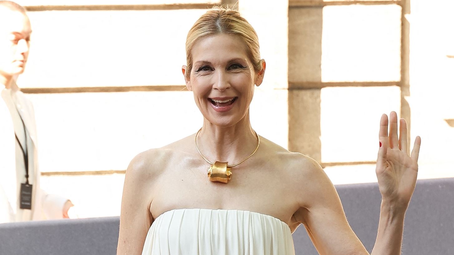 Kelly Rutherford | H stylish &#x3B7;&#x3B8;&#x3BF;&#x3C0;&#x3BF;&#x3B9;&#x3CC;&#x3C2; &#x3C4;&#x3BF;&#x3C5; Gossip Girl &#x3BA;&#x3AC;&#x3BD;&#x3B5;&#x3B9; &#x3B4;&#x3B9;&#x3B1;&#x3BA;&#x3BF;&#x3C0;&#x3AD;&#x3C2; &#x3C3;&#x3B5; &#x3AD;&#x3BD;&#x3B1; &#x3B1;&#x3C0;&#x3CC; &#x3C4;&#x3B1; &#x3BD;&#x3B7;&#x3C3;&#x3B9;&#x3AC; &#x3C4;&#x3B7;&#x3C2; &#x395;&#x3BB;&#x3BB;&#x3AC;&#x3B4;&#x3B1;&#x3C2;