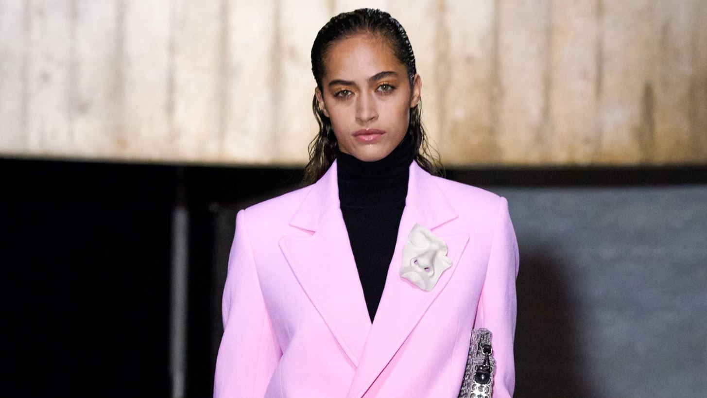 O &#x3BF;&#x3AF;&#x3BA;&#x3BF;&#x3C2; Roland Mouret &#x3BA;&#x3AE;&#x3C1;&#x3C5;&#x3BE;&#x3B5; &#x3C0;&#x3C4;&#x3CE;&#x3C7;&#x3B5;&#x3C5;&#x3C3;&#x3B7;