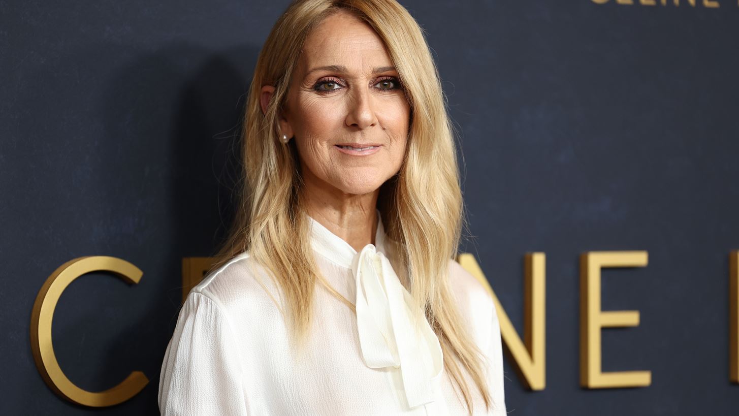 Η Celine Dion στον καναπέ του σπιτιού της με τα τρία ενήλικα παιδιά της | Η σπάνια φωτογραφία