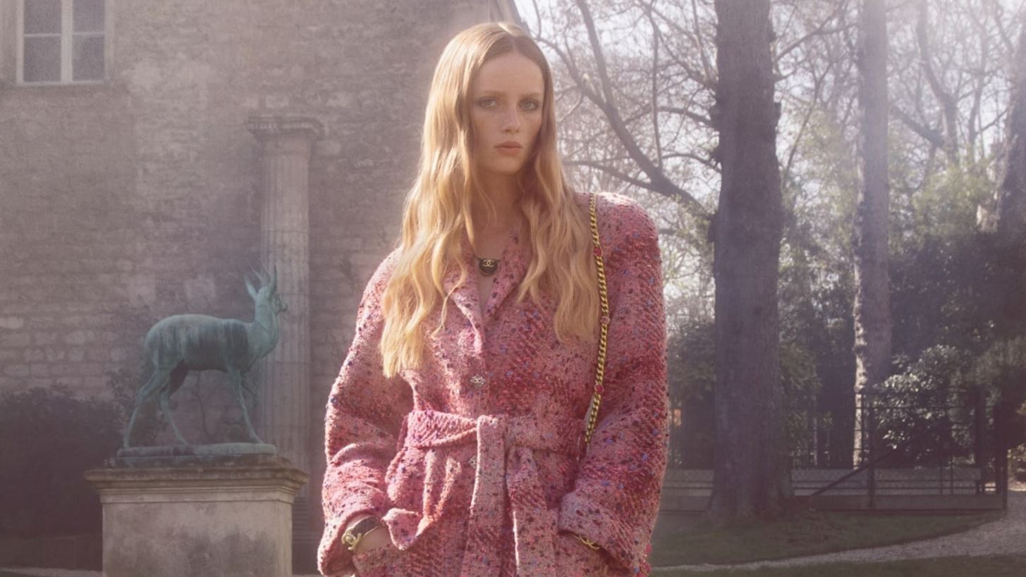 Fall-Winter 2022/23 | &#x397; &#x3BD;&#x3AD;&#x3B1; &#x3BA;&#x3B1;&#x3BC;&#x3C0;&#x3AC;&#x3BD;&#x3B9;&#x3B1; &#x3C4;&#x3BF;&#x3C5; &#x3BF;&#x3AF;&#x3BA;&#x3BF;&#x3C5; Chanel &#x3B5;&#x3AF;&#x3BD;&#x3B1;&#x3B9; &#x3BC;&#x3AF;&#x3B1; &#x3C9;&#x3B4;&#x3AE; &#x3C3;&#x3C4;&#x3BF; tweed &#x3CD;&#x3C6;&#x3B1;&#x3C3;&#x3BC;&#x3B1;