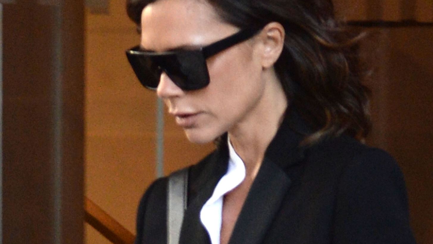 &#x397; Victoria Beckham &#x3C6;&#x3BF;&#x3C1;&#x3AC; &#x3C4;&#x3B1; sneakers &#x3C0;&#x3BF;&#x3C5; &#x3AD;&#x3C7;&#x3B5;&#x3B9;&#x3C2; &#x3BA;&#x3B9; &#x3B5;&#x3C3;&#x3CD;!