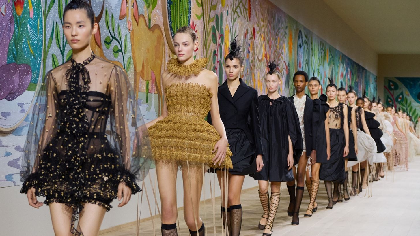 Dior Couture SS25 | &#x39C;&#x3AF;&#x3B1; &#x3C3;&#x3C5;&#x3BB;&#x3BB;&#x3BF;&#x3B3;&#x3AE; &#x3B1;&#x3C6;&#x3B9;&#x3B5;&#x3C1;&#x3C9;&#x3BC;&#x3AD;&#x3BD;&#x3B7; &#x3C3;&#x3C4;&#x3B7;&#x3BD; &#x3C0;&#x3B1;&#x3B9;&#x3B4;&#x3B9;&#x3BA;&#x3CC;&#x3C4;&#x3B7;&#x3C4;&#x3B1; &#x3BA;&#x3B1;&#x3B9; &#x3C4;&#x3B7;&#x3BD; &#x3B9;&#x3C3;&#x3C4;&#x3BF;&#x3C1;&#x3AF;&#x3B1; &#x3C4;&#x3B7;&#x3C2; &#x3BC;&#x3CC;&#x3B4;&#x3B1;&#x3C2;