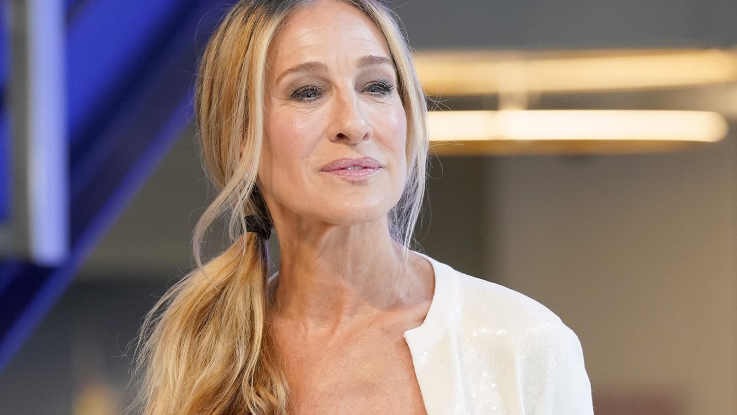 Sarah Jessica Parker | &#x3A4;&#x3BF; beauty item &#x3C0;&#x3BF;&#x3C5; &#x3AD;&#x3C7;&#x3B5;&#x3B9; &#x3C0;&#x3AC;&#x3BD;&#x3C4;&#x3B1; &#x3BC;&#x3B1;&#x3B6;&#x3AF; &#x3C4;&#x3B7;&#x3C2; &#x3C7;&#x3B1;&#x3C1;&#x3AF;&#x3B6;&#x3B5;&#x3B9; &#x3B1;&#x3C0;&#x3AF;&#x3B8;&#x3B1;&#x3BD;&#x3B7; &#x3BB;&#x3AC;&#x3BC;&#x3C8;&#x3B7; &#x3C3;&#x3C4;&#x3B1; &#x3BC;&#x3AC;&#x3C4;&#x3B9;&#x3B1;