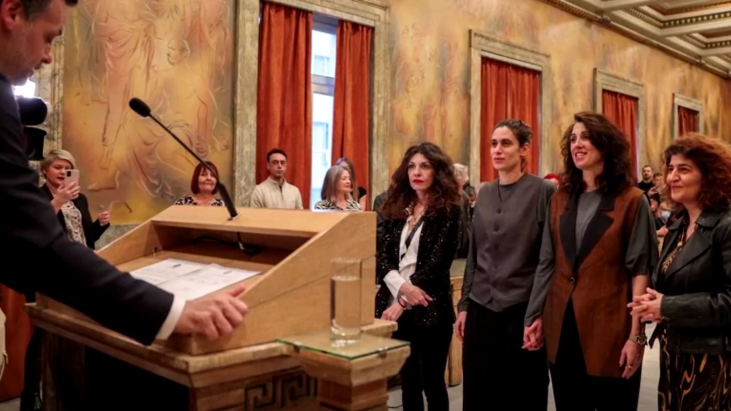 &quot;&#x397; &#x3B1;&#x3B3;&#x3AC;&#x3C0;&#x3B7; &#x3BD;&#x3B9;&#x3BA;&#x3AC;&#x3B5;&#x3B9;&quot; | H &#x391;&#x3BB;&#x3B5;&#x3BE;&#x3AF;&#x3B1; &#x39C;&#x3C0;&#x3B5;&#x3B6;&#x3AF;&#x3BA;&#x3B7; &#x3BA;&#x3B1;&#x3B9; &#x3B7; &#x394;&#x3B1;&#x3BD;&#x3AC;&#x3B7; &#x394;&#x3B5;&#x3BB;&#x3B7;&#x3B3;&#x3B5;&#x3CE;&#x3C1;&#x3B3;&#x3B7; &#x3C0;&#x3B1;&#x3BD;&#x3C4;&#x3C1;&#x3B5;&#x3CD;&#x3C4;&#x3B7;&#x3BA;&#x3B1;&#x3BD; &#x3B3;&#x3C1;&#x3AC;&#x3C6;&#x3BF;&#x3BD;&#x3C4;&#x3B1;&#x3C2; &#x3B9;&#x3C3;&#x3C4;&#x3BF;&#x3C1;&#x3AF;&#x3B1;