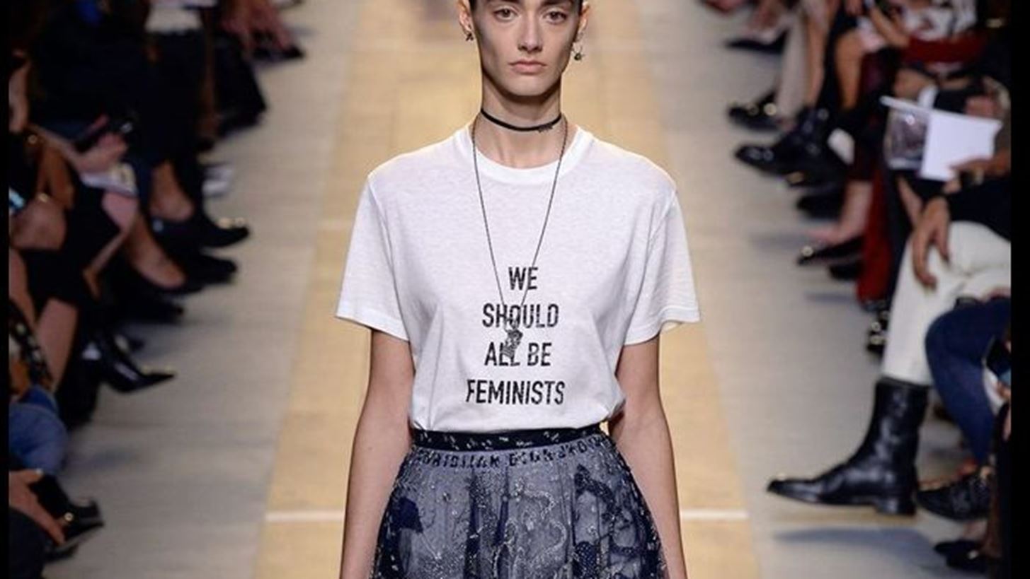 We should be all feminists: T&#x3B1; &#x3AD;&#x3C3;&#x3BF;&#x3B4;&#x3B1; &#x3C4;&#x3BF;&#x3C5; &#x3B4;&#x3B9;&#x3AC;&#x3C3;&#x3B7;&#x3BC;&#x3BF;&#x3C5; T-shirt &#x3B4;&#x3B9;&#x3B1;&#x3C4;&#x3AF;&#x3B8;&#x3B5;&#x3BD;&#x3C4;&#x3B1;&#x3B9; &#x3C3;&#x3C4;&#x3B7; &#x3C6;&#x3B9;&#x3BB;&#x3B1;&#x3BD;&#x3B8;&#x3C1;&#x3C9;&#x3C0;&#x3B9;&#x3BA;&#x3AE; &#x3BF;&#x3C1;&#x3B3;&#x3AC;&#x3BD;&#x3C9;&#x3C3;&#x3B7; &#x3C4;&#x3B7;&#x3C2; Rihanna