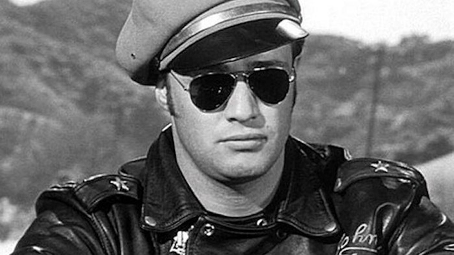 &#x39F; (&#x3B1;&#x3C0;&#x3BB;&#x3BF;&#x3CD;&#x3C3;&#x3C4;&#x3B1;&#x3C4;&#x3BF;&#x3C2;) &#x3BB;&#x3CC;&#x3B3;&#x3BF;&#x3C2; &#x3C0;&#x3BF;&#x3C5; &#x3C4;&#x3B1; &#x3B3;&#x3C5;&#x3B1;&#x3BB;&#x3B9;&#x3AC; Ray-Ban &#x3BF;&#x3BD;&#x3BF;&#x3BC;&#x3AC;&#x3C3;&#x3C4;&#x3B7;&#x3BA;&#x3B1;&#x3BD; &#x3AD;&#x3C4;&#x3C3;&#x3B9;