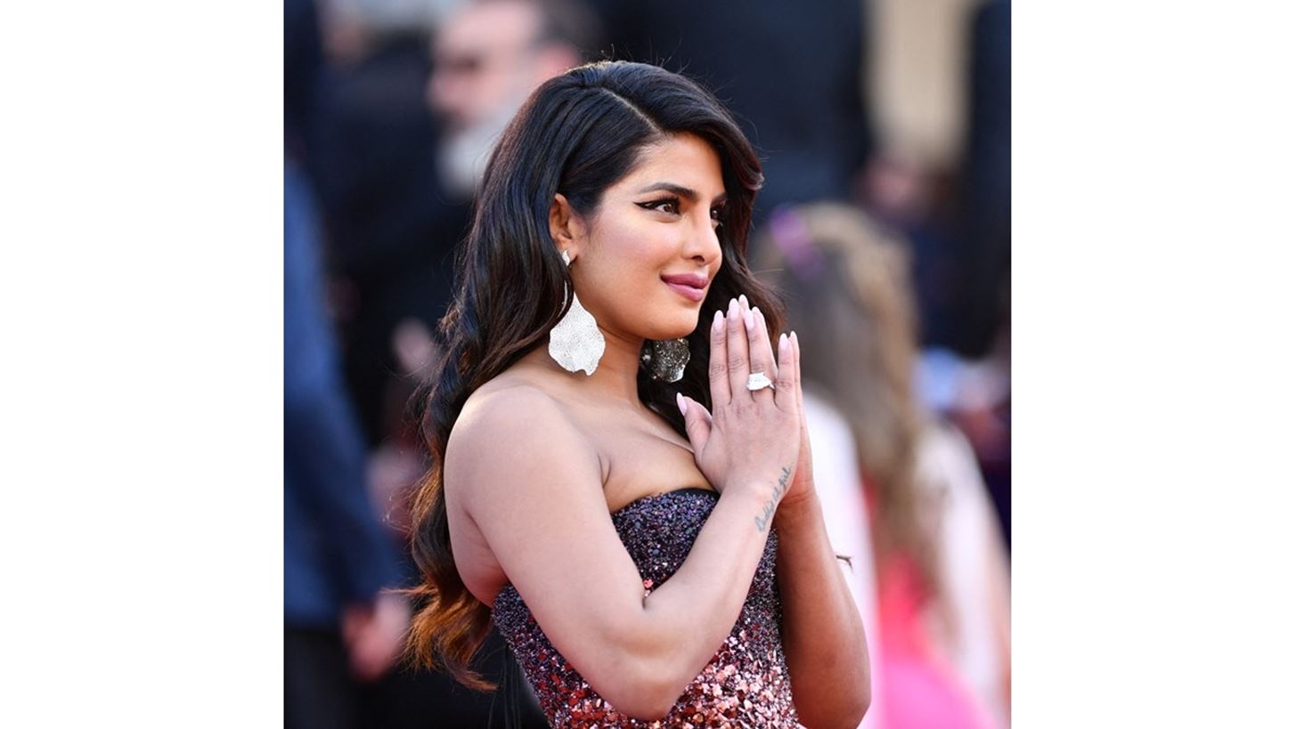 Priyanka Chopra | &#x388;&#x3BA;&#x3B1;&#x3BD;&#x3B5; unfollow &#x3C4;&#x3B7;&#x3BD; &#x3C0;&#x3C1;&#x3CE;&#x3B7;&#x3BD; &#x3BA;&#x3BF;&#x3C5;&#x3BD;&#x3B9;&#x3AC;&#x3B4;&#x3B1; &#x3C4;&#x3B7;&#x3C2;, Sophie Turner