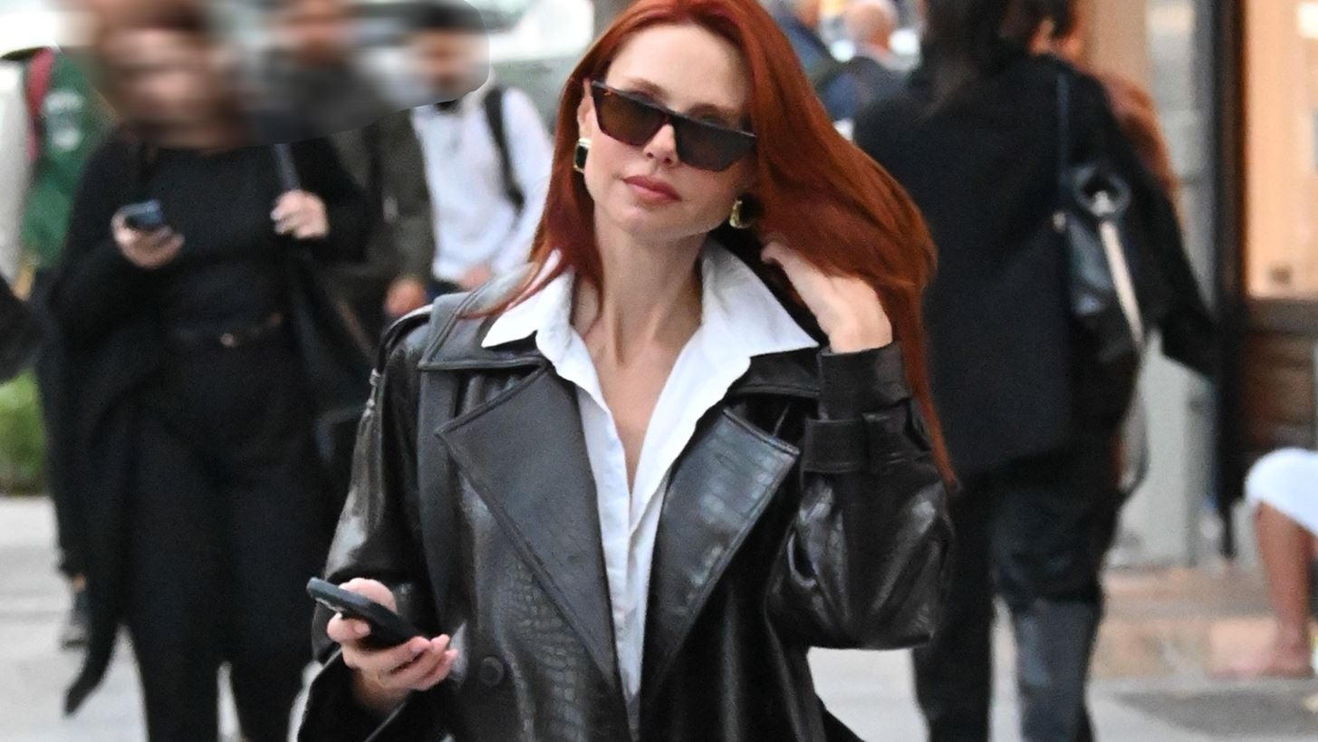 Η Έβελυν Καζαντζόγλου με το πανωφόρι που μπορείς να φοράς από το πρωί μέχρι το βράδυ