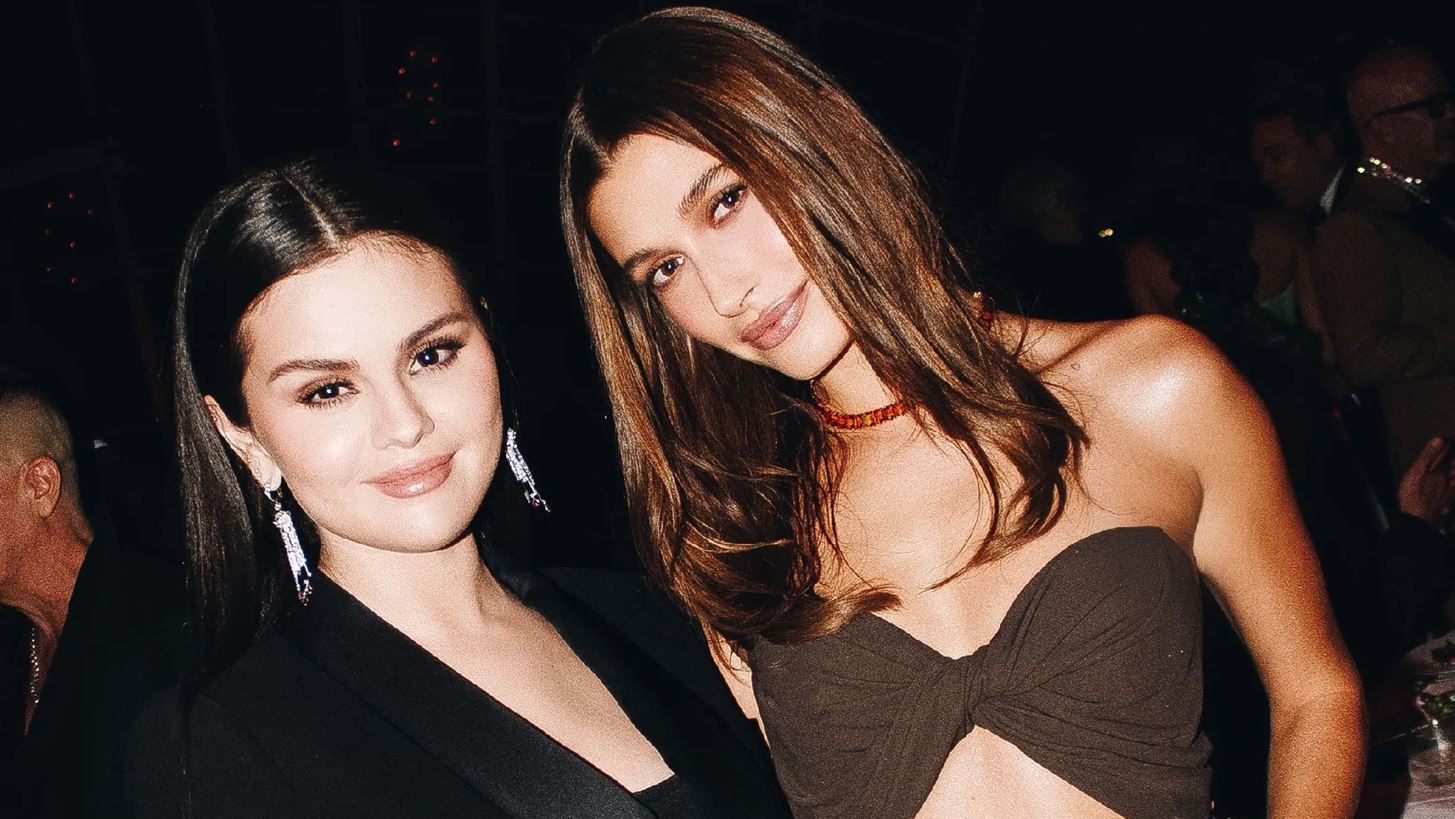 Hailey Bieber&#xA0;| &#x397; &#x3BA;&#x3AF;&#x3BD;&#x3B7;&#x3C3;&#x3B7; &#x3C0;&#x3BF;&#x3C5; &#x3C6;&#x3BF;&#x3CD;&#x3BD;&#x3C4;&#x3C9;&#x3C3;&#x3B5; &#x3BE;&#x3B1;&#x3BD;&#x3AC; &#x3C4;&#x3B7;&#x3BD; &#x3BA;&#x3CC;&#x3BD;&#x3C4;&#x3C1;&#x3B1; &#x3BC;&#x3B5; &#x3C4;&#x3B7; Selena Gomez