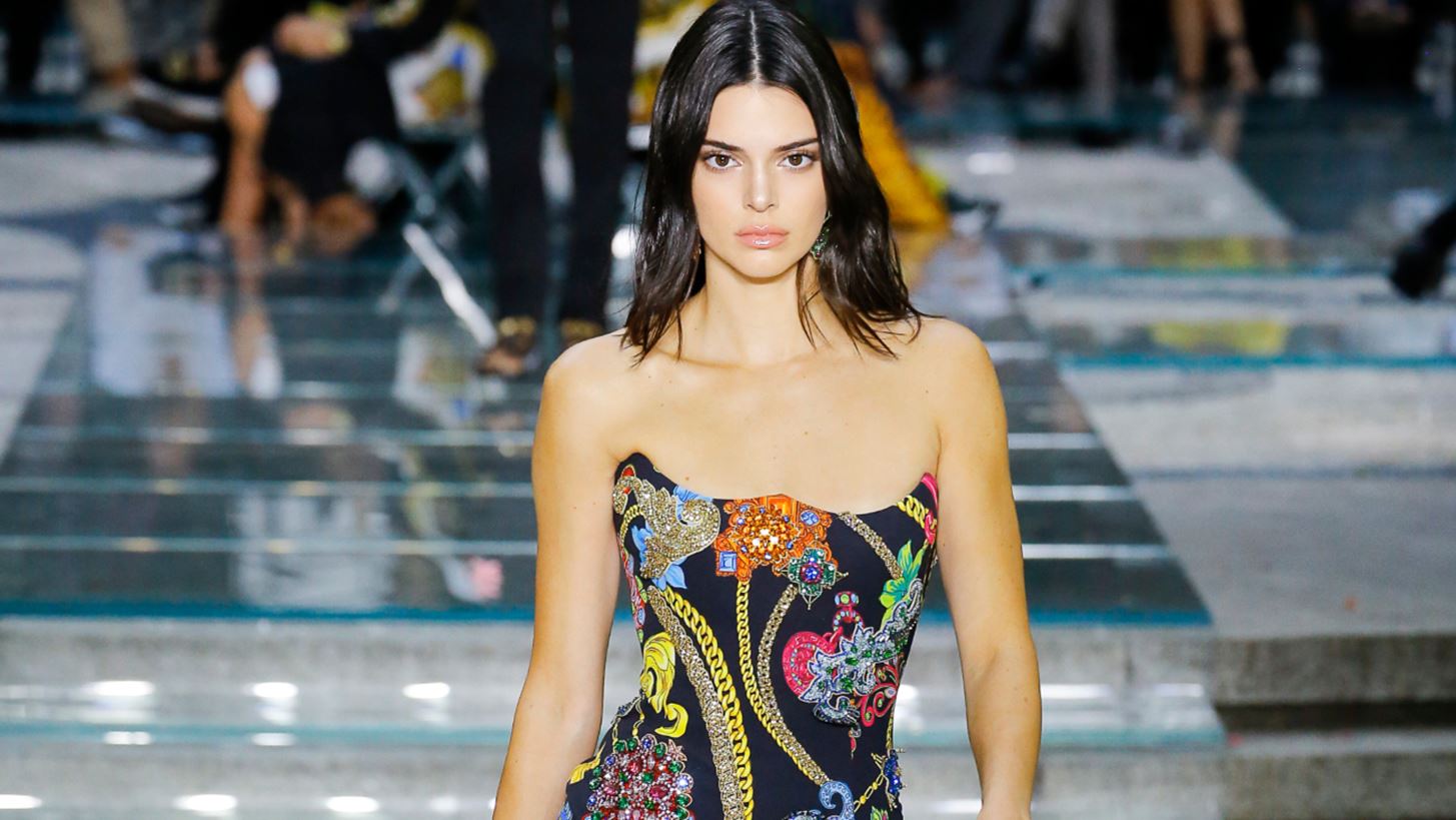 &#x397; Kendall Jenner &#x3B5;&#x3C0;&#x3B9;&#x3C3;&#x3C4;&#x3C1;&#x3AD;&#x3C6;&#x3B5;&#x3B9; &#x3C3;&#x3C4;&#x3B1; catwalks &#x3AD;&#x3C0;&#x3B5;&#x3B9;&#x3C4;&#x3B1; &#x3B1;&#x3C0;&#x3CC; 5 &#x3BC;&#x3AE;&#x3BD;&#x3B5;&#x3C2; &#x3B1;&#x3C0;&#x3BF;&#x3C7;&#x3AE;&#x3C2;