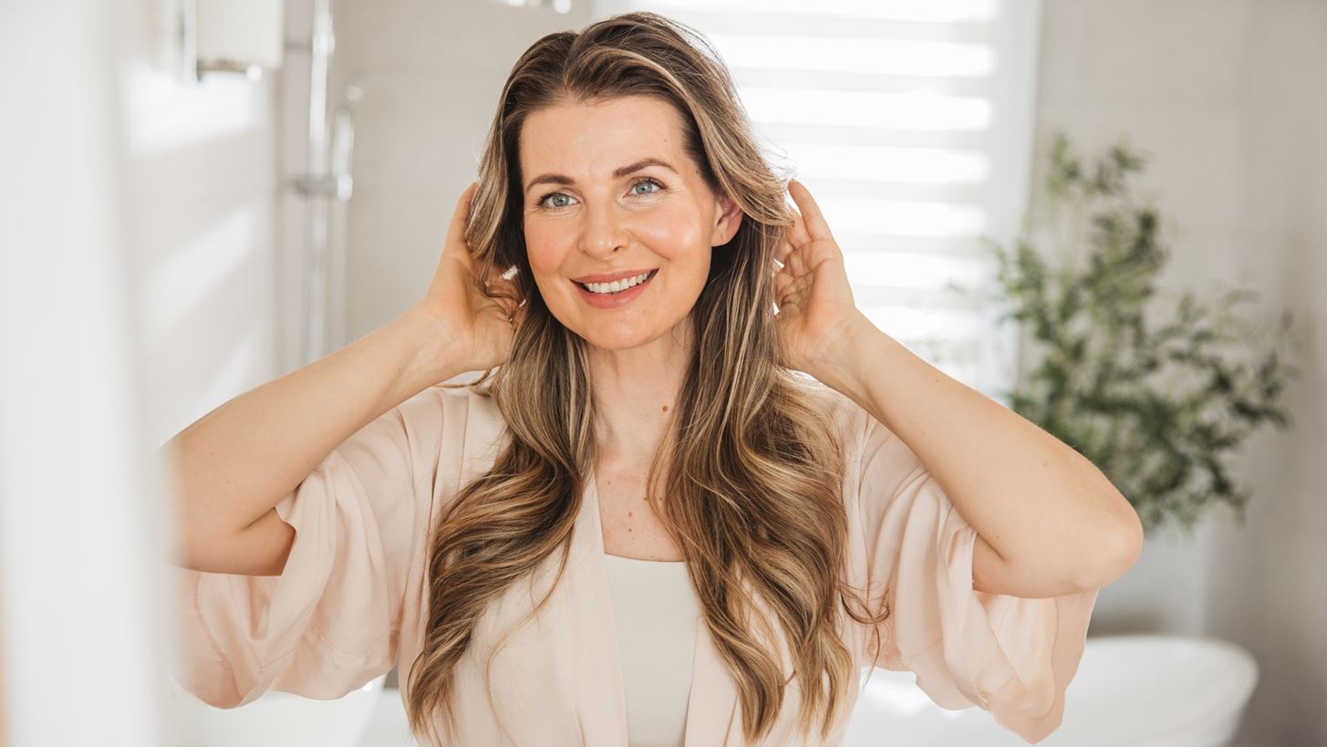 Δώσε στα μαλλιά σου μοναδική, γυάλινη λάμψη με αυτόν τον εξειδικευμένο ορό