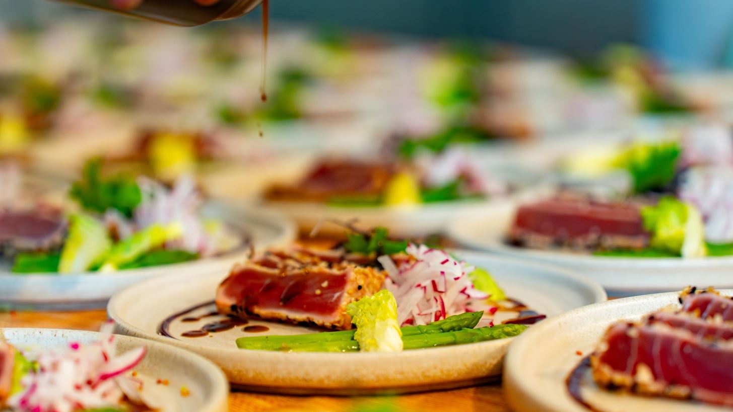 Celebrate in style | &#x388;&#x3BD;&#x3B1; dinner party &#x3B3;&#x3B5;&#x3BC;&#x3AC;&#x3C4;&#x3BF; &#x3B3;&#x3B5;&#x3CD;&#x3C3;&#x3B7; &#x3BA;&#x3B1;&#x3B9; &#x3BB;&#x3AC;&#x3BC;&#x3C8;&#x3B7;, &#x3BC;&#x3B5; &#x3C4;&#x3B7;&#x3BD; &#x3C5;&#x3C0;&#x3BF;&#x3B3;&#x3C1;&#x3B1;&#x3C6;&#x3AE; Intercatering