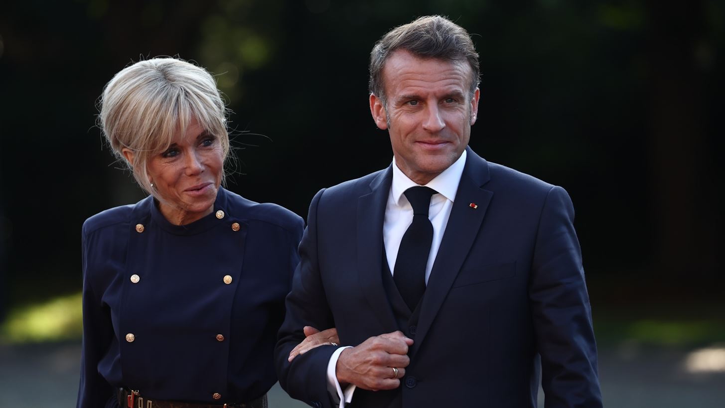 Brigitte Macron | &#x391;&#x3B3;&#x3BA;&#x3B1;&#x3B6;&#x3AD; &#x3BC;&#x3B5; &#x3C4;&#x3BF;&#x3BD; Emmanuel Macron &#x3BA;&#x3B1;&#x3C4;&#x3AC; &#x3C4;&#x3B7;&#x3BD; &#x3AC;&#x3C6;&#x3B9;&#x3BE;&#x3AE; &#x3C4;&#x3BF;&#x3C5;&#x3C2; &#x3C3;&#x3C4;&#x3B7; &#x3C3;&#x3CD;&#x3BD;&#x3BF;&#x3B4;&#x3BF; &#x3BA;&#x3BF;&#x3C1;&#x3C5;&#x3C6;&#x3AE;&#x3C2; &#x3C4;&#x3BF;&#x3C5; &#x39D;&#x391;&#x3A4;&#x39F;