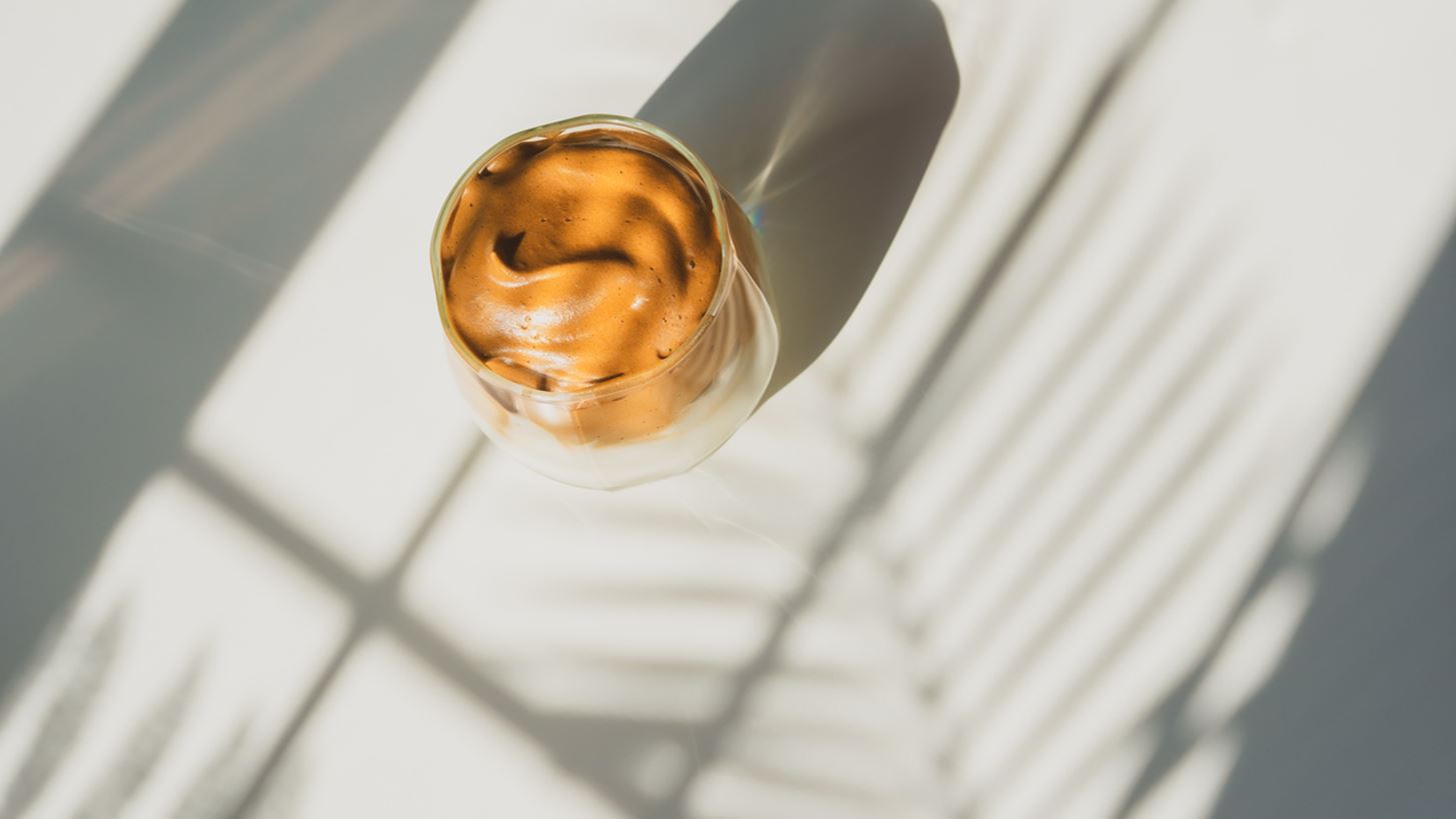 Dalgona coffee: &#x3A4;&#x3BF; micro-trend &#x3C4;&#x3B7;&#x3C2; &#x3BA;&#x3B1;&#x3C1;&#x3B1;&#x3BD;&#x3C4;&#x3AF;&#x3BD;&#x3B1;&#x3C2;