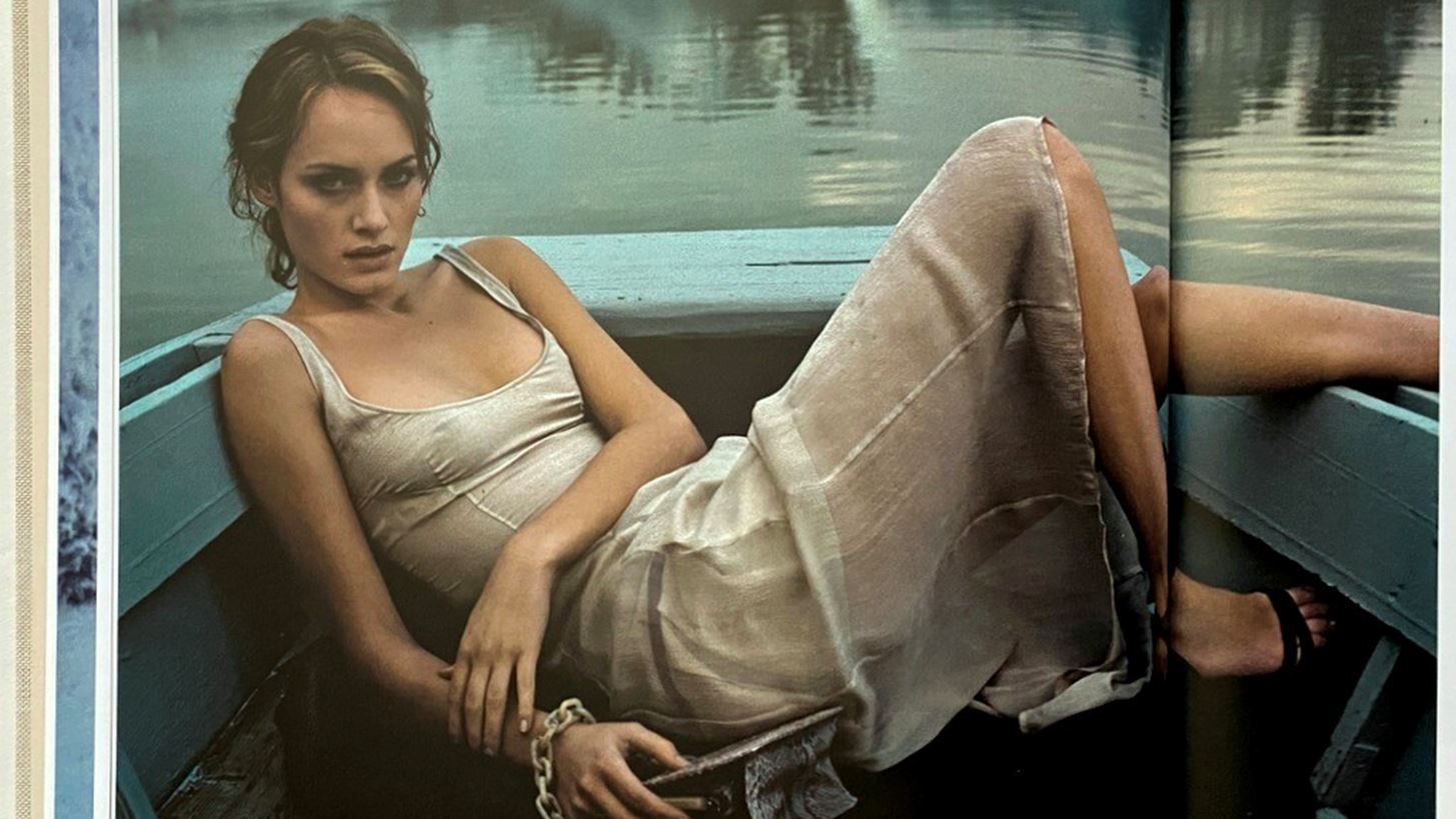 O &#x3BF;&#x3AF;&#x3BA;&#x3BF;&#x3C2; Prada &#x3BA;&#x3C5;&#x3BA;&#x3BB;&#x3BF;&#x3C6;&#x3CC;&#x3C1;&#x3B7;&#x3C3;&#x3B5; &#x3AD;&#x3BD;&#x3B1; &#x3BB;&#x3B5;&#x3CD;&#x3BA;&#x3C9;&#x3BC;&#x3B1; &#x3BC;&#x3B5; &#x3C6;&#x3C9;&#x3C4;&#x3BF;&#x3B3;&#x3C1;&#x3B1;&#x3C6;&#x3AF;&#x3B5;&#x3C2; &#x3C4;&#x3BF;&#x3C5; Glen Luchford