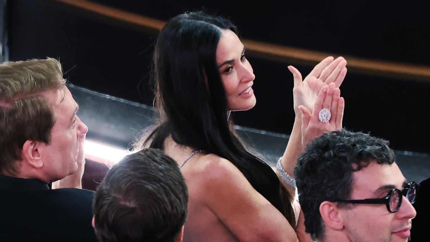 Demi Moore | &#x388;&#x3C4;&#x3C3;&#x3B9; &quot;&#x3AD;&#x3C0;&#x3BD;&#x3B9;&#x3BE;&#x3B5;&quot; &#x3C4;&#x3BF;&#x3BD; &#x3C0;&#x3CC;&#x3BD;&#x3BF; &#x3C4;&#x3B7;&#x3C2; &#x3BC;&#x3B5;&#x3C4;&#x3AC; &#x3C4;&#x3B7;&#x3BD; &#x3AE;&#x3C4;&#x3C4;&#x3B1; &#x3C3;&#x3C4;&#x3B1; &#x38C;&#x3C3;&#x3BA;&#x3B1;&#x3C1;