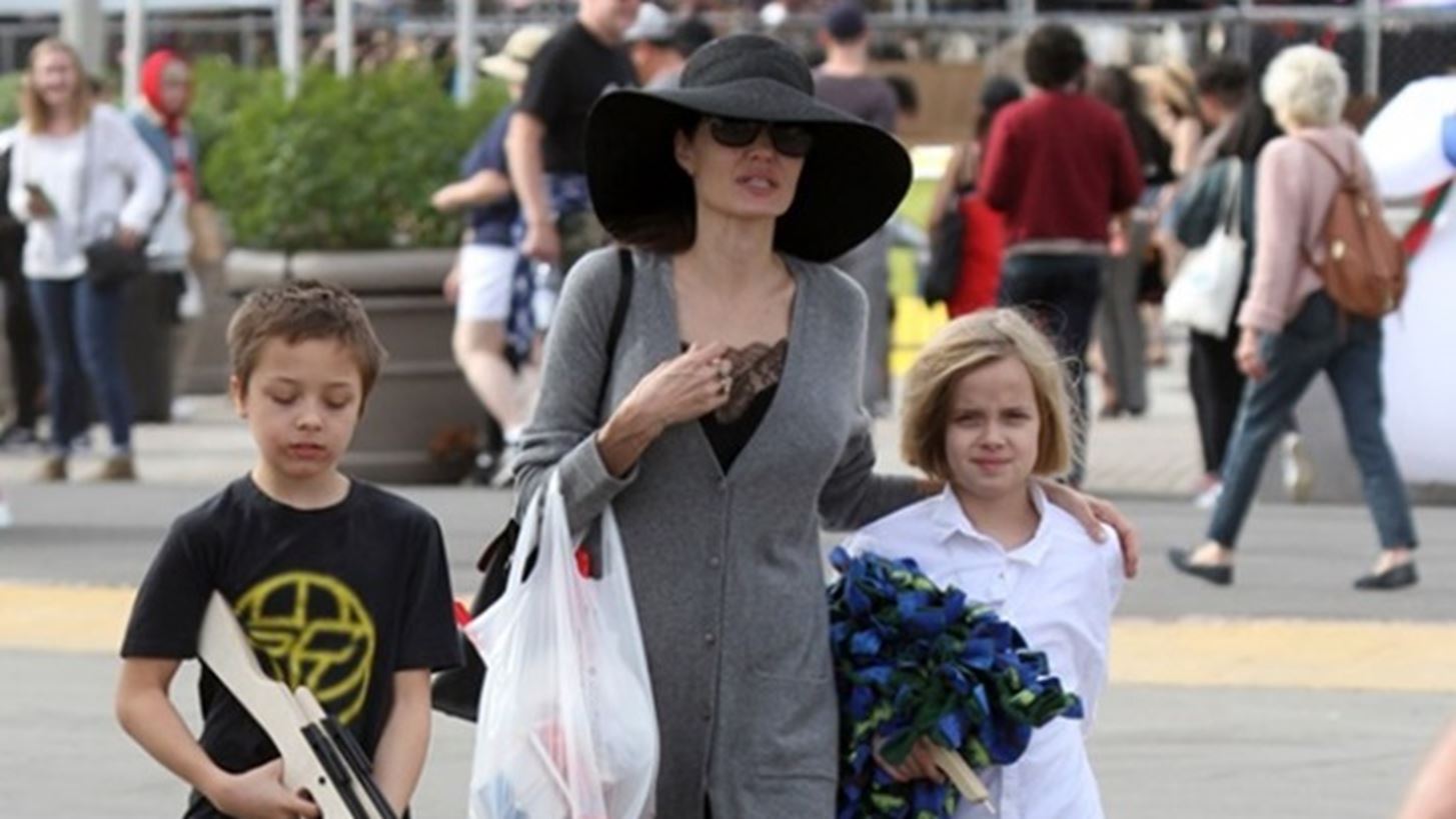 Angelina Jolie- Justin Bieber: &#x3A0;&#x3BF;&#x3CD; &#x3C4;&#x3BF;&#x3C5;&#x3C2; &#x3B5;&#x3BD;&#x3C4;&#x3CC;&#x3C0;&#x3B9;&#x3C3;&#x3B5; &#x3BF; &#x3C6;&#x3C9;&#x3C4;&#x3BF;&#x3B3;&#x3C1;&#x3B1;&#x3C6;&#x3B9;&#x3BA;&#x3CC;&#x3C2; &#x3C6;&#x3B1;&#x3BA;&#x3CC;&#x3C2;;