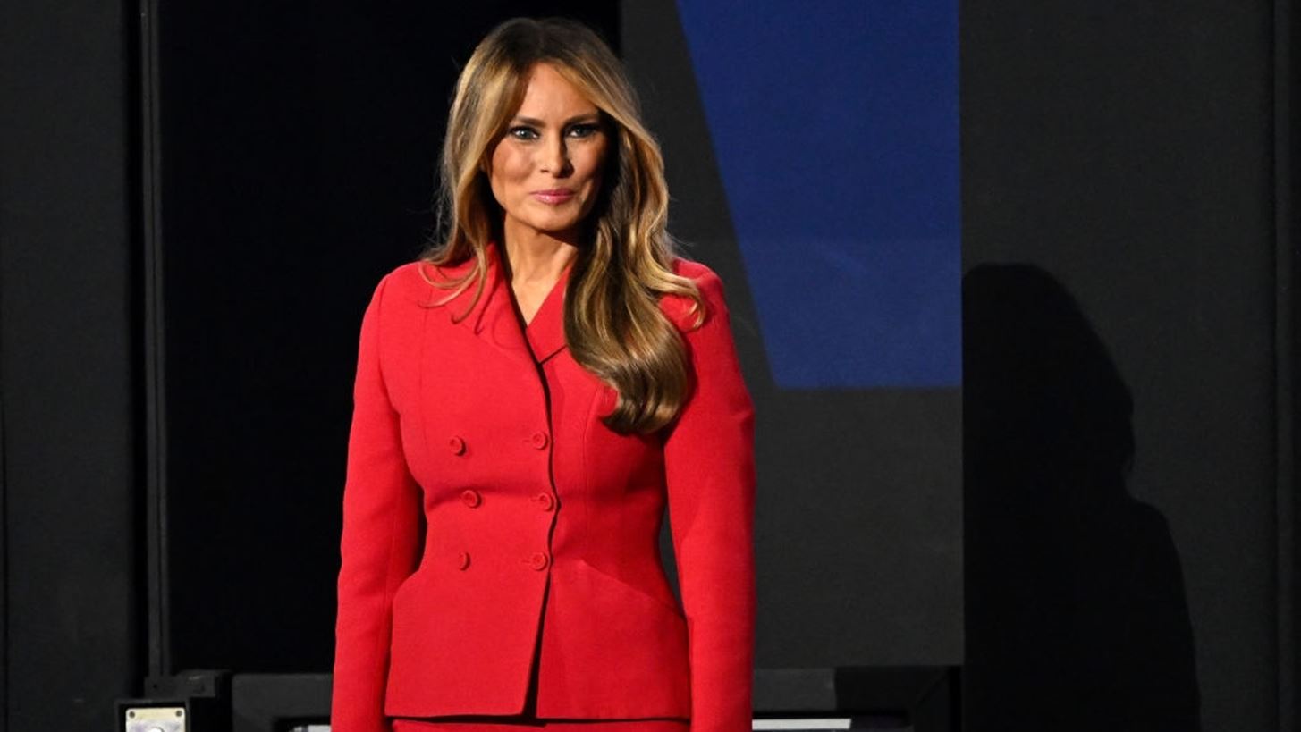 Melania Trump, Brigitte Macron, Victoria Starmer | &#x3A0;&#x3BF;&#x3B9;&#x3BF;&#x3C2; &#x3C0;&#x3BB;&#x3B7;&#x3C1;&#x3CE;&#x3BD;&#x3B5;&#x3B9; &#x3B3;&#x3B9;&#x3B1; &#x3C4;&#x3B1; &#x3C1;&#x3BF;&#x3CD;&#x3C7;&#x3B1; &#x3C0;&#x3BF;&#x3C5; &#x3C6;&#x3BF;&#x3C1;&#x3BF;&#x3CD;&#x3BD; &#x3C3;&#x3C4;&#x3B9;&#x3C2; &#x3B4;&#x3B7;&#x3BC;&#x3CC;&#x3C3;&#x3B9;&#x3B5;&#x3C2; &#x3B5;&#x3BC;&#x3C6;&#x3B1;&#x3BD;&#x3AF;&#x3C3;&#x3B5;&#x3B9;&#x3C2; &#x3C4;&#x3BF;&#x3C5;&#x3C2; &#x3BF;&#x3B9; &#x3C3;&#x3CD;&#x3B6;&#x3C5;&#x3B3;&#x3BF;&#x3B9; &#x3C4;&#x3C9;&#x3BD; &#x3B7;&#x3B3;&#x3B5;&#x3C4;&#x3CE;&#x3BD; &#x3C4;&#x3BF;&#x3C5; &#x3C0;&#x3BB;&#x3B1;&#x3BD;&#x3AE;&#x3C4;&#x3B7;;