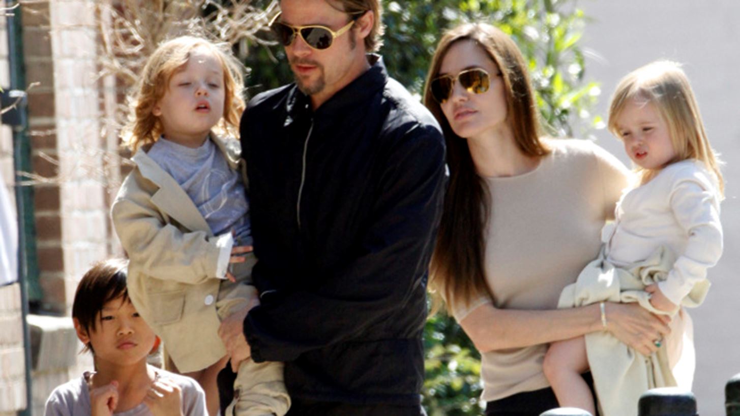 &#x39F; Brad Pitt &#x3BA;&#x3B1;&#x3C4;&#x3B7;&#x3B3;&#x3BF;&#x3C1;&#x3B5;&#x3AF; &#x3C4;&#x3B7;&#x3BD; Angelina Jolie &#x3CC;&#x3C4;&#x3B9; &#x3B5;&#x3BA;&#x3B8;&#x3AD;&#x3C4;&#x3B5;&#x3B9; &#x3C4;&#x3B7; &#x3B6;&#x3C9;&#x3AE; &#x3C4;&#x3C9;&#x3BD; &#x3C0;&#x3B1;&#x3B9;&#x3B4;&#x3B9;&#x3CE;&#x3BD; &#x3C4;&#x3BF;&#x3C5;&#x3C2;