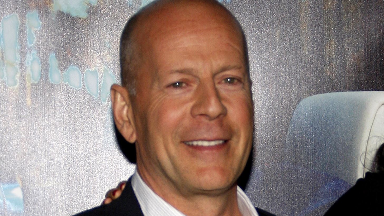 &#x39F; Bruce Willis &#x3B1;&#x3B3;&#x3BA;&#x3B1;&#x3BB;&#x3B9;&#x3AC; &#x3BC;&#x3B5; &#x3C4;&#x3B9;&#x3C2; &#x3BA;&#x3CC;&#x3C1;&#x3B5;&#x3C2; &#x3C4;&#x3BF;&#x3C5; | &#x397; &#x3BD;&#x3AD;&#x3B1; &#x3C6;&#x3C9;&#x3C4;&#x3BF;&#x3B3;&#x3C1;&#x3B1;&#x3C6;&#x3AF;&#x3B1; &#x3C4;&#x3BF;&#x3C5; &#x3B7;&#x3B8;&#x3BF;&#x3C0;&#x3BF;&#x3B9;&#x3BF;&#x3CD; &#x3B5;&#x3BD; &#x3BC;&#x3AD;&#x3C3;&#x3C9; &#x3C4;&#x3B7;&#x3C2; &#x3BC;&#x3AC;&#x3C7;&#x3B7;&#x3C2; &#x3C0;&#x3BF;&#x3C5; &#x3B4;&#x3AF;&#x3BD;&#x3B5;&#x3B9;
