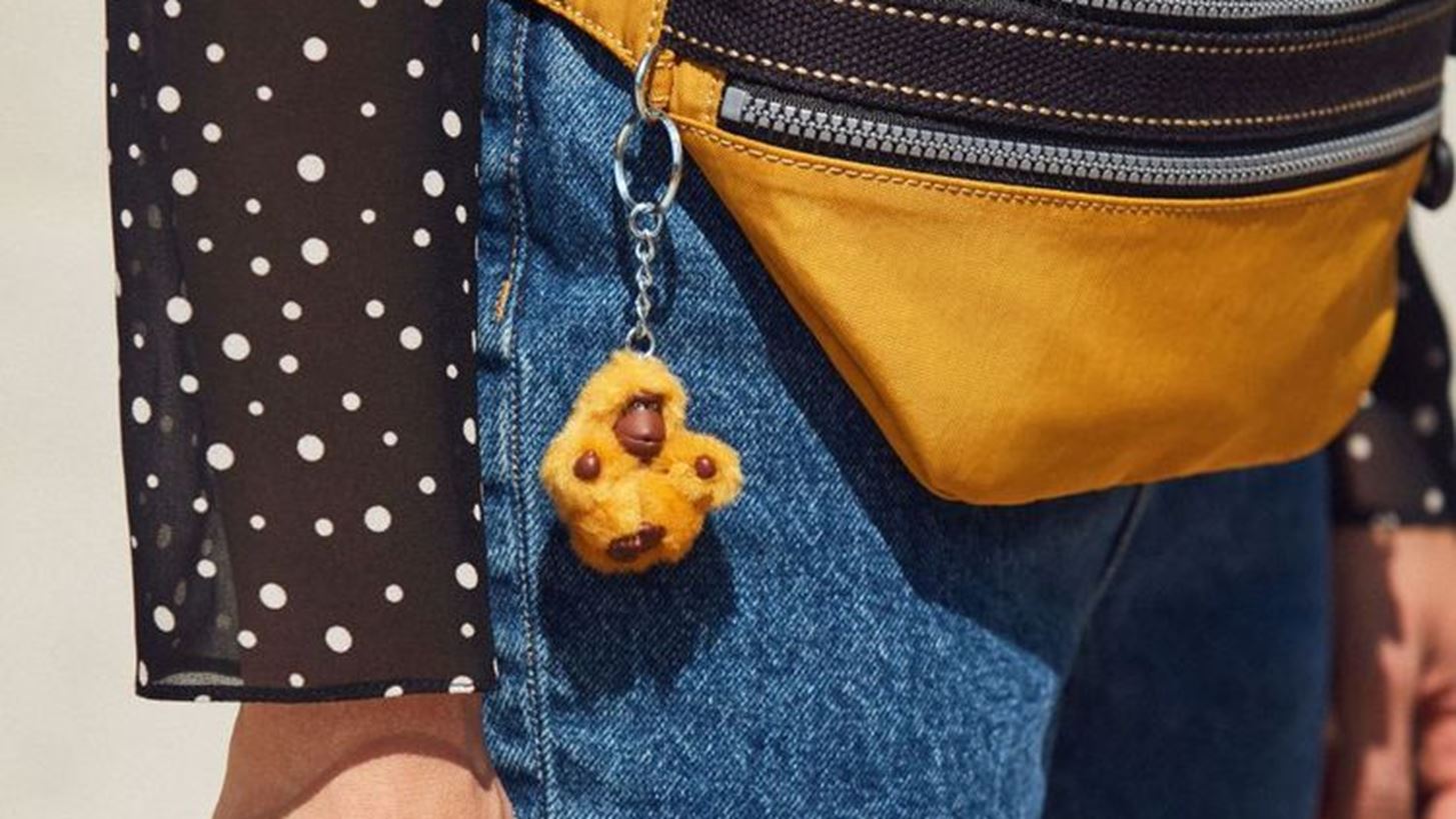 H Urban Outfiters &#x3C3;&#x3C5;&#x3BD;&#x3B5;&#x3C1;&#x3B3;&#x3AC;&#x3B6;&#x3B5;&#x3C4;&#x3B1;&#x3B9; &#x3BC;&#x3B5; &#x3C4;&#x3B7;&#x3BD; Kipling &#x3BA;&#x3B1;&#x3B9; &#x3BC;&#x3B1;&#x3C2; &#x3BC;&#x3B5;&#x3C4;&#x3B1;&#x3C6;&#x3AD;&#x3C1;&#x3B5;&#x3B9; &#x3C0;&#x3AF;&#x3C3;&#x3C9; &#x3C3;&#x3C4;&#x3B1; &#x27;90s