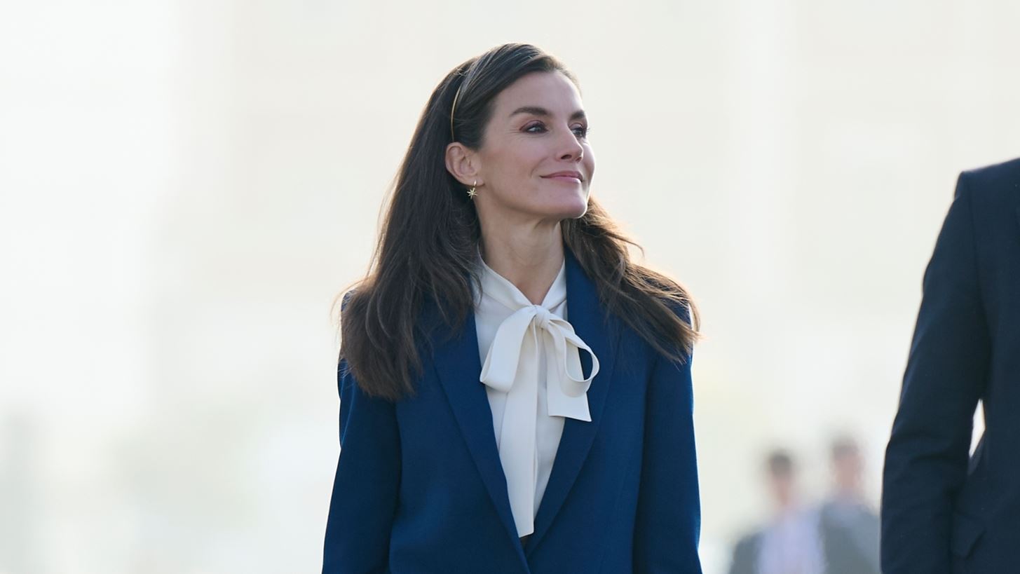 Letizia &#x3C4;&#x3B7;&#x3C2; &#x399;&#x3C3;&#x3C0;&#x3B1;&#x3BD;&#x3AF;&#x3B1;&#x3C2; | &#x39C;&#x3B5; navy &#x3BA;&#x3BF;&#x3C3;&#x3C4;&#x3BF;&#x3CD;&#x3BC;&#x3B9; &#x3BA;&#x3B1;&#x3B9; bow shirt &#x3C3;&#x3B5; &#x3B5;&#x3C0;&#x3AF;&#x3C3;&#x3B7;&#x3BC;&#x3B7; &#x3B5;&#x3BC;&#x3C6;&#x3AC;&#x3BD;&#x3B9;&#x3C3;&#x3B7; &#x3C3;&#x3C4;&#x3BF; Cadiz