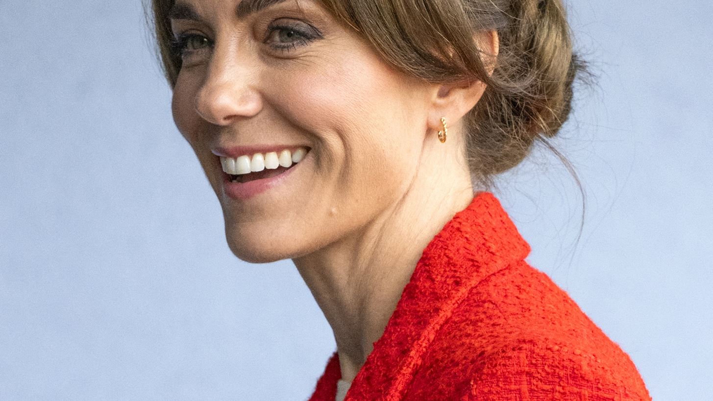 &#x397; Kate Middleton &#x3C6;&#x3CC;&#x3C1;&#x3B5;&#x3C3;&#x3B5; &#x3C4;&#x3B1; &#x3C0;&#x3B1;&#x3C0;&#x3BF;&#x3CD;&#x3C4;&#x3C3;&#x3B9;&#x3B1; &#x3C0;&#x3BF;&#x3C5; &#x3B5;&#x3AF;&#x3BD;&#x3B1;&#x3B9; &#x3B7; &#x3BC;&#x3B5;&#x3B3;&#x3B1;&#x3BB;&#x3CD;&#x3C4;&#x3B5;&#x3C1;&#x3B7; &#x3C4;&#x3AC;&#x3C3;&#x3B7; &#x3C6;&#x3AD;&#x3C4;&#x3BF;&#x3C2; &#x3C4;&#x3BF; &#x3C6;&#x3B8;&#x3B9;&#x3BD;&#x3CC;&#x3C0;&#x3C9;&#x3C1;&#x3BF;